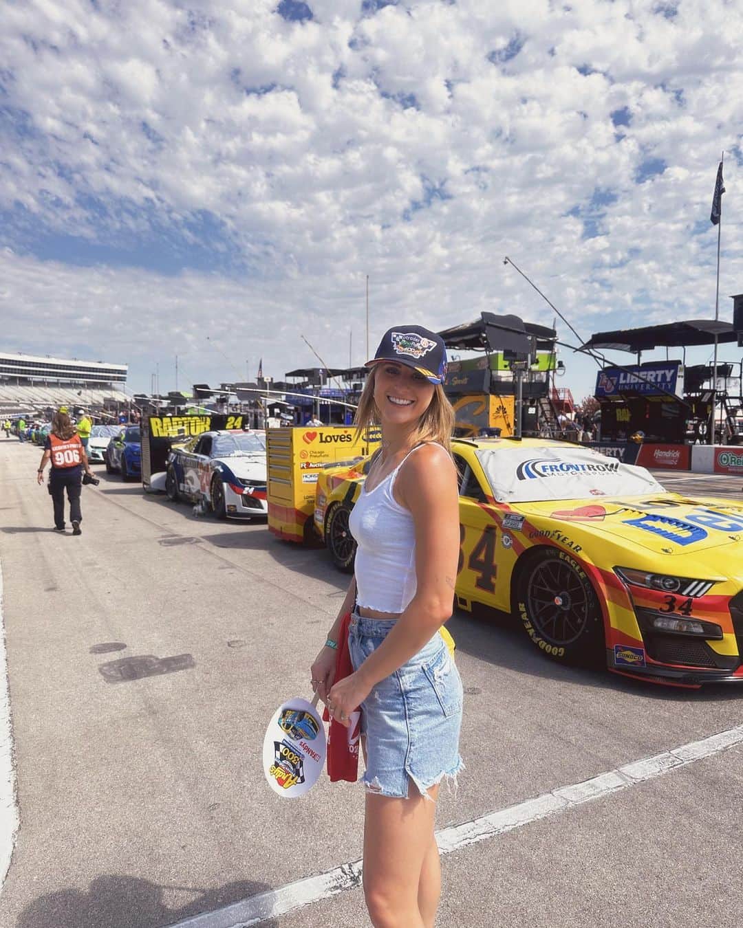 アシュリー・ケインのインスタグラム：「race day 🏁」