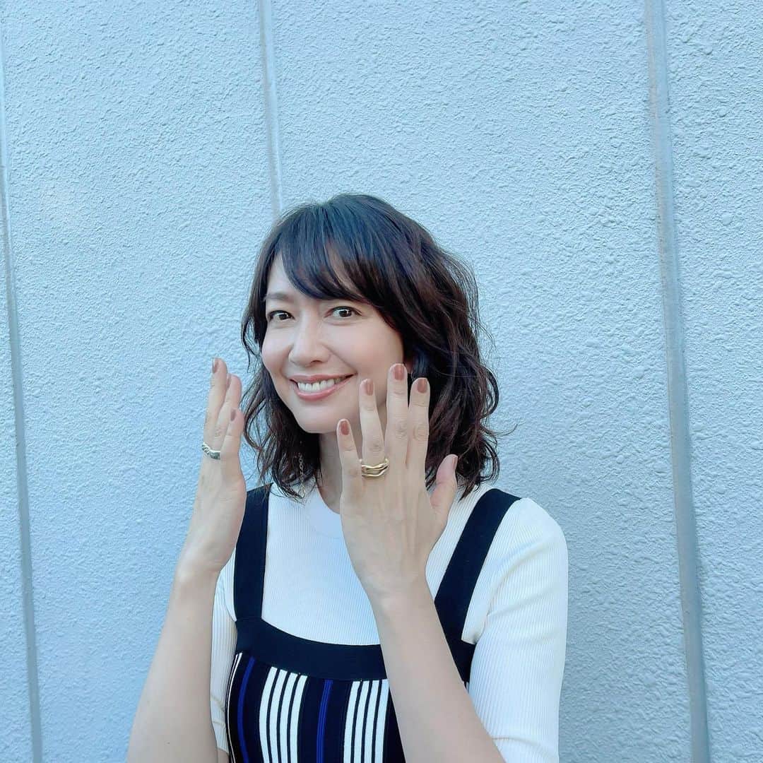 森口瑤子のインスタグラム：「. . 告知です。。 10月5日(木)19時〜 プレバト俳句の秋のタイトル戦「金秋戦」の予選が行われます！  え？この間炎帝戦だったはずなのに もう金秋戦？と いう感じではありますが、 夏のタイトル戦があまりにも 屈辱的な結果だったので、 今回は、、、今回こそは、 闘志を燃やして頑張ります！！！ うおーーー！！ . @prbt_official  #プレバト #俳句 #金秋戦 #錦秋という季語も #白秋という季語が好き #俳句って本当に映像的ですねえ .  お衣裳 @un3d＿official  アクセサリー @blanciris_official 靴 @manacraftshoes」