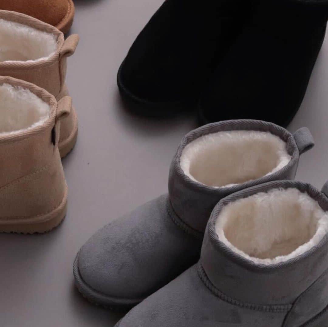 branshesさんのインスタグラム写真 - (branshesInstagram)「boots  毎年人気☁️ フェイクムートンブーツ入荷  今年は5色！ "何色が気になりますか？"  気になったら保存して あとで見返そう🐏 @branshes オンラインにて販売中  ......  #branshes #ブランシェス #instafashion #キッズコーデ #キッズファッション #ベビーファッション #子供服 #童装 #子供服通販 #親子コーデ #子供のいる暮らし #親バカ部 #家族写真 #子育て #子育てママ #こどもと暮らす #ママさんと繋がりたい #おでかけコーデ #女の子コーデ #こどもふく #むすめふく #男の子ママ #女の子ママ #秋コーデ#リンクコーデ #冬ブーツ #おそろい#ムートンブーツ #ブーツ#ファーブーツ」9月25日 9時52分 - branshes