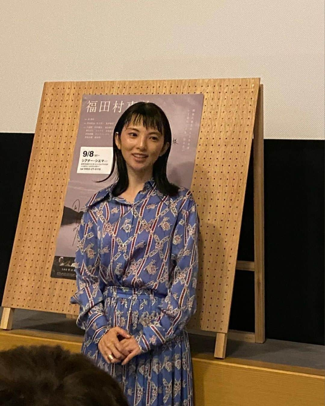 田中麗奈さんのインスタグラム写真 - (田中麗奈Instagram)「佐賀県 シアターシエマ  にて福田村事件の舞台挨拶 と、 パンフレットサイン会をさせて頂きました。  カフェが隣接してる劇場は、 とても和やかな雰囲気。 映画本も沢山あって、自由に手に取って読める。こんな映画館が近くにあったら 週4くらいで居るだろうなぁ。 そして久留米市に住んでた頃にあったら、 間違いなく通ってただろうなぁ。  サイン会の時には、お一人お一人から映画の感想もお聞き出来て、 とても幸せでした。  シアターシエマの劇場の方々は 全員女性！手作りの告知や、張り紙など女性ならではの細かい作業、配慮で映画館を柔らかい雰囲気に作り上げていらっしゃいました。 皆様大変お世話になりました。^_^。  そして、舞台挨拶に来て下さったお客様、ありがとうございました。✨✨ #シアターシエマ  @theater_ciema   #福田村事件  衣装 @keitamaruyama_official」9月25日 10時00分 - renatanaka07