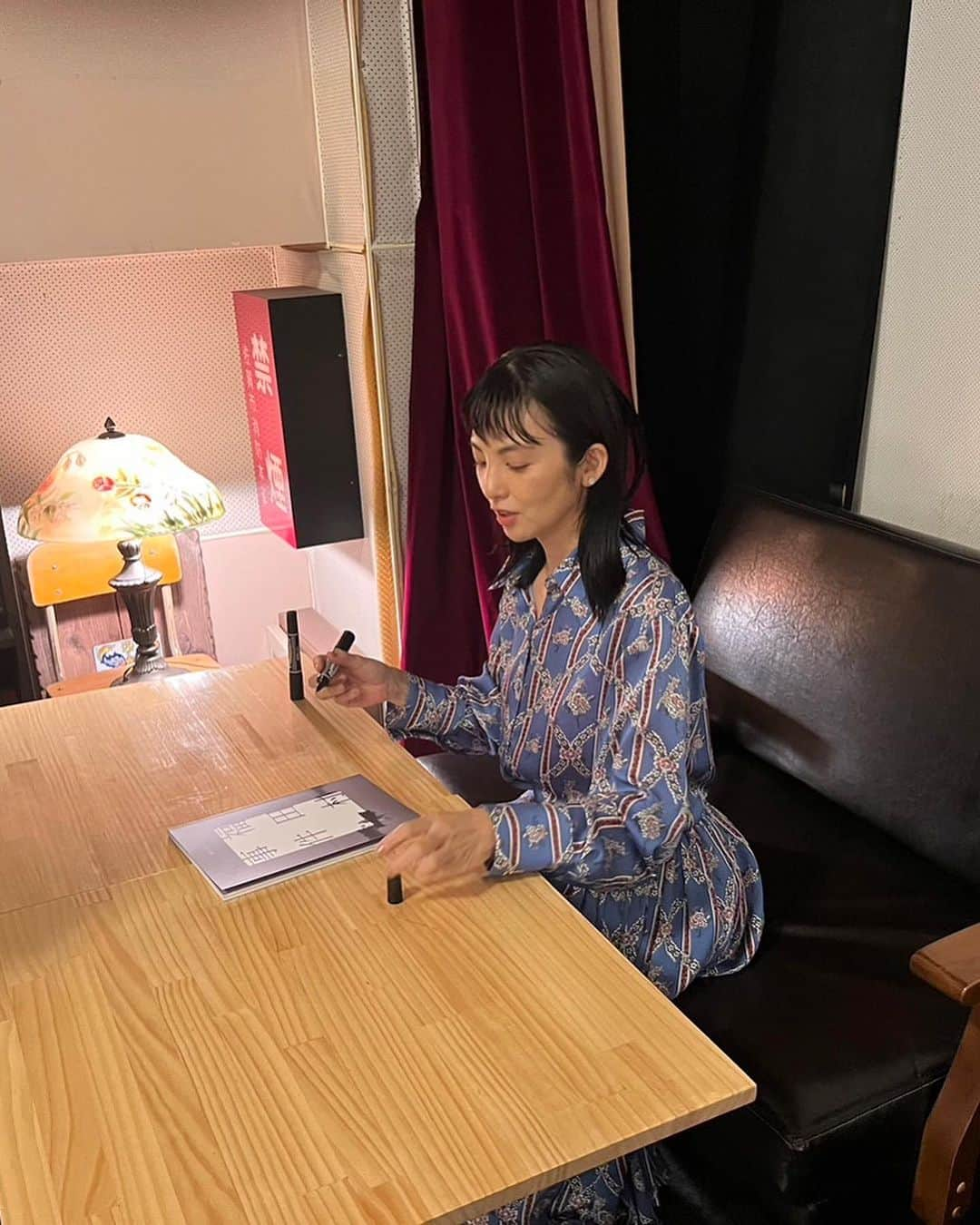 田中麗奈さんのインスタグラム写真 - (田中麗奈Instagram)「佐賀県 シアターシエマ  にて福田村事件の舞台挨拶 と、 パンフレットサイン会をさせて頂きました。  カフェが隣接してる劇場は、 とても和やかな雰囲気。 映画本も沢山あって、自由に手に取って読める。こんな映画館が近くにあったら 週4くらいで居るだろうなぁ。 そして久留米市に住んでた頃にあったら、 間違いなく通ってただろうなぁ。  サイン会の時には、お一人お一人から映画の感想もお聞き出来て、 とても幸せでした。  シアターシエマの劇場の方々は 全員女性！手作りの告知や、張り紙など女性ならではの細かい作業、配慮で映画館を柔らかい雰囲気に作り上げていらっしゃいました。 皆様大変お世話になりました。^_^。  そして、舞台挨拶に来て下さったお客様、ありがとうございました。✨✨ #シアターシエマ  @theater_ciema   #福田村事件  衣装 @keitamaruyama_official」9月25日 10時00分 - renatanaka07