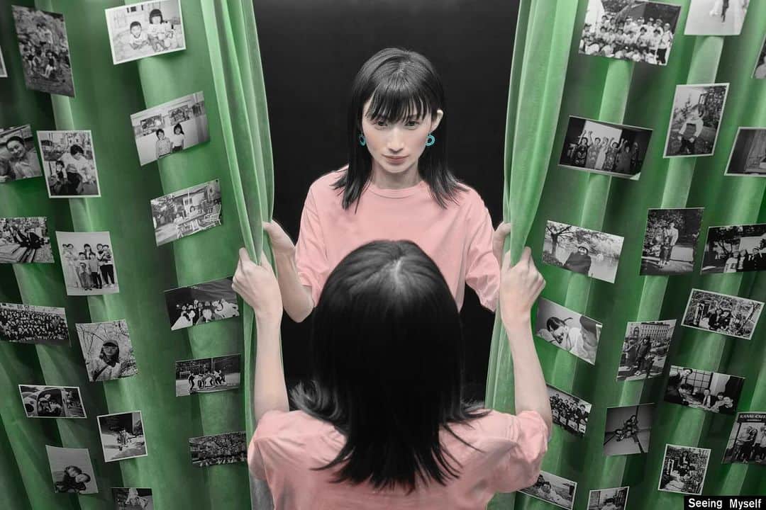 浅田政志さんのインスタグラム写真 - (浅田政志Instagram)「KAAT神奈川芸術劇場での展示も今週日曜日で終わってしまいます。。🤦🏻‍♂️ 初めての劇場空間での展示です！まだの方はぜひ見てもらえたら嬉しいです🙏🏻  ５枚目はフォトスポットの見本写真です📸」9月25日 10時08分 - asadamasashi