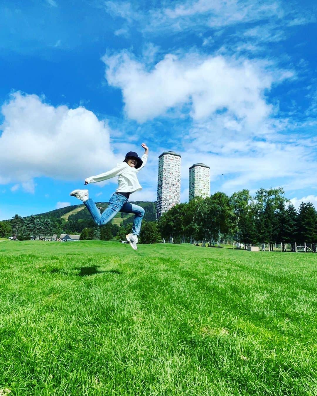 林マオのインスタグラム：「夏休みをいただきまして  北海道へ行ってきました！！  大自然の中、 ドッヂボールをしたり 気球に乗ったり プールに入ったり ピクニックをしたり 雲海を見たり…  毎日、朝早くから起きて ずーーーっと動き回っていたので、 身体中が悲鳴をあげて…痛い💦  ですが、 今日からまたお仕事頑張ります🙋‍♀️✨  #北海道#トマム#雲海#気球#牧場#ジャンプ」