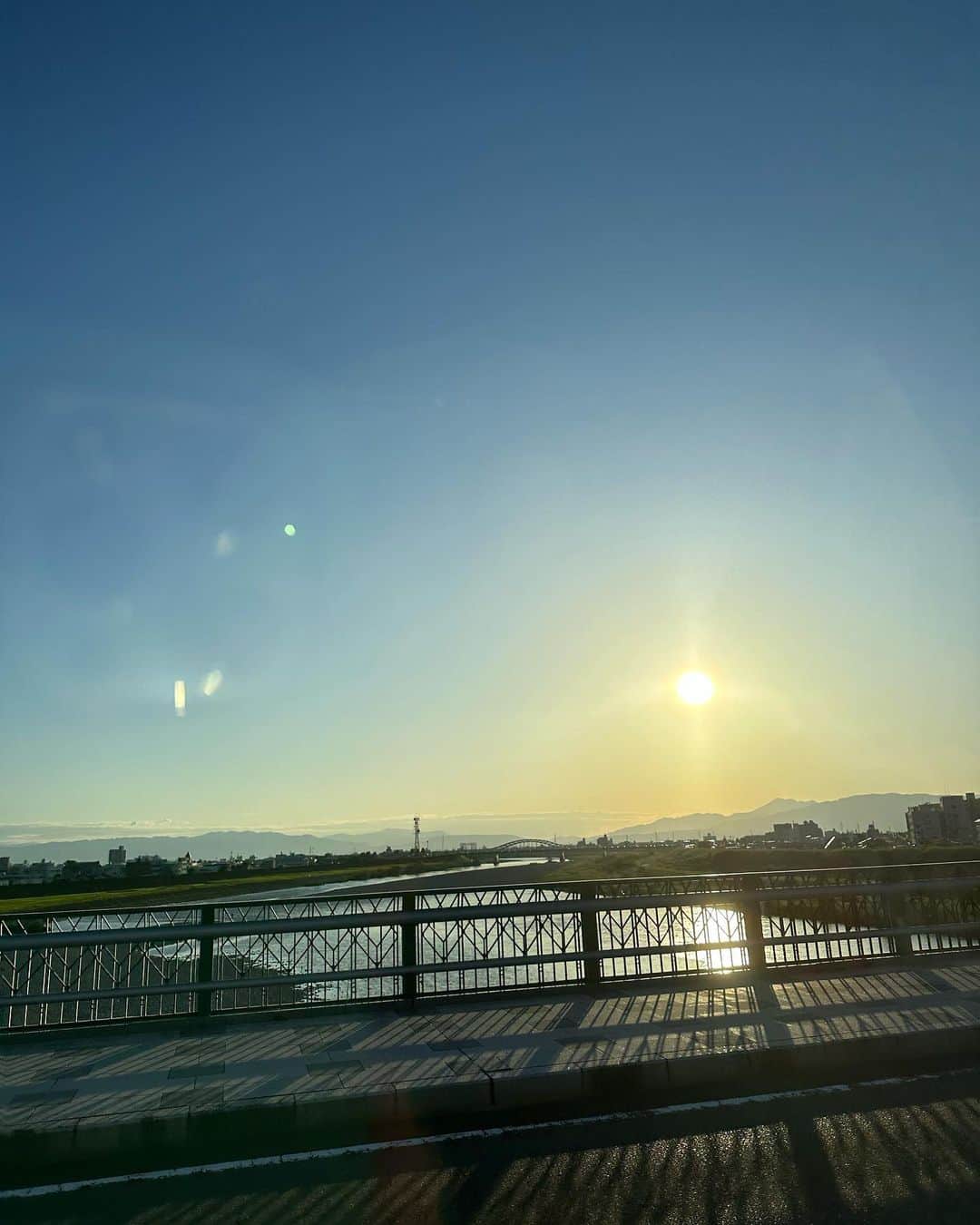 高嶋ちさ子さんのインスタグラム写真 - (高嶋ちさ子Instagram)「長良川国際会議場にて 立ち見も出るほどの賑わいでした ありがとうございます 前回来た時は緊急事態宣言で、400枚キャンセル出たそうです。日常が戻って嬉しいですね  帰り長良川がとっても綺麗でついパシャっとドナウ河かと思いました マーメードチームも月アミ加入でグレード⤴️。アラジンはどんどんゴレンジャー化してます(笑) 今日は12人のメンバーにもらったエルメスのチーク使ってみました〜  周りにコロナ　インフルエンザ流行ってるので、皆さま気を抜かずに過ごしましょう！！」9月25日 10時16分 - chisakotakashima