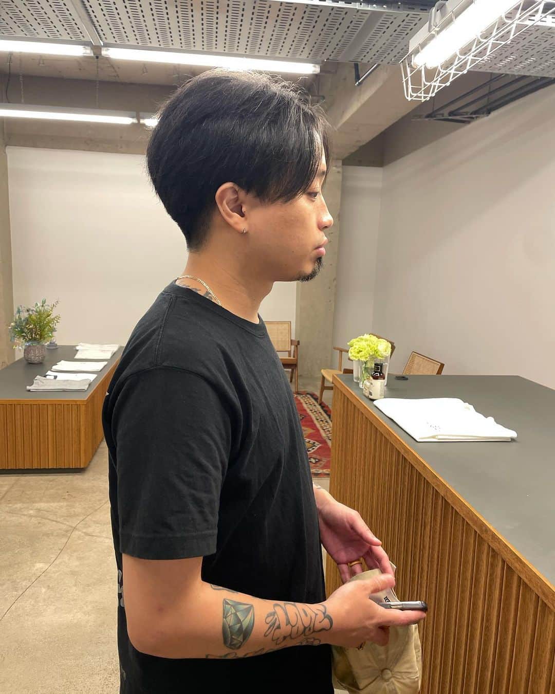 馬場一馬のインスタグラム：「ナチュラルなセンターパート。 スタイリング剤なしでもサラッと決まるスタイル‼︎ #stilllights」