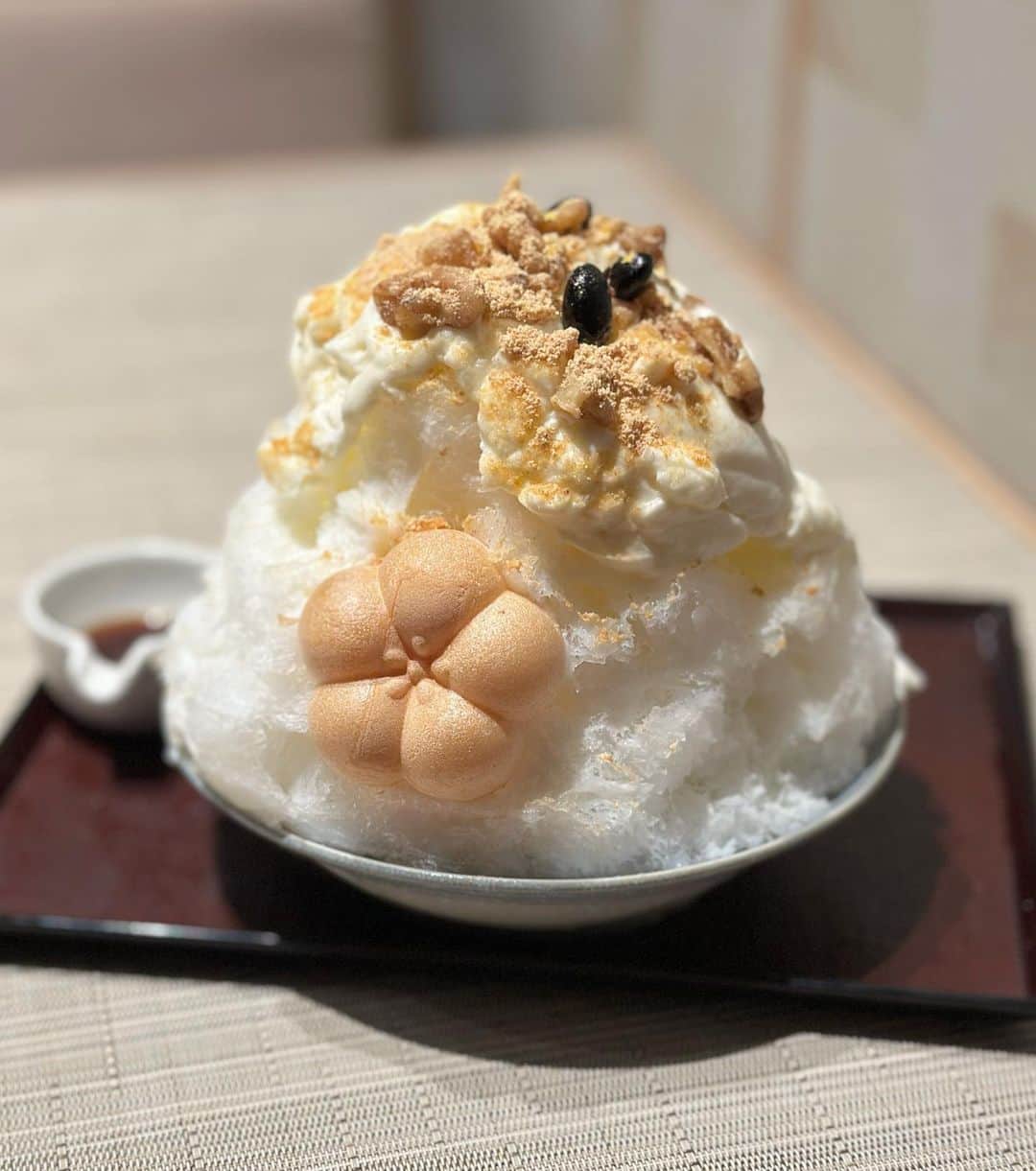 ホームランなみちさんのインスタグラム写真 - (ホームランなみちInstagram)「🍧🤍  先日の蒸し暑い日にカキ氷を食べてきましたー🤍  小梅　浦和総本店🥢 普段は懐石料理のお店なんだけど、ランチとティータイムはカキ氷が楽しめるの♡  今回は黒蜜きな粉マスカルポーネを頼んだんだけど…美味しかったー🤤！ ちびちも初めてのカキ氷にいいリアクション😂✨  氷はミルク氷でふわっふわ🐄✨ 黒蜜ときな粉とマスカルポーネの相性抜群👍🏻 ̖́- 上にのってる黒豆が甘くてホクホクで特に美味しかったー！！！ 胡桃もたっぷりで食感と香りがいいアクセントになっていて、中には優しい甘さのあんこがたっぷり🫘 最後まで美味しく頂きました🤤✨  ちびちと2人で行ったんだけど、個室になっているので子連れでも安心でした👶🏻♡ お子様椅子はないのと、入り口と店内に少しだけ段差があるからベビーカーを持ち込む場合は注意⚠︎  ちょっと涼しくなってきたけど、他にも気になるカキ氷がたくさんあるから…温かい飲み物を飲みながら食べに行きたいと思います🤤🤍  @koumeurawa #🍧 #カキ氷  #浦和グルメ #かき氷スタグラム #小梅のかき氷 #浦和スイーツ #小梅浦和総本店 #浦和かき氷」9月25日 10時19分 - nami_onpu_uta