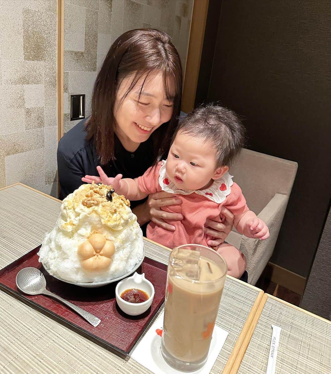 ホームランなみちさんのインスタグラム写真 - (ホームランなみちInstagram)「🍧🤍  先日の蒸し暑い日にカキ氷を食べてきましたー🤍  小梅　浦和総本店🥢 普段は懐石料理のお店なんだけど、ランチとティータイムはカキ氷が楽しめるの♡  今回は黒蜜きな粉マスカルポーネを頼んだんだけど…美味しかったー🤤！ ちびちも初めてのカキ氷にいいリアクション😂✨  氷はミルク氷でふわっふわ🐄✨ 黒蜜ときな粉とマスカルポーネの相性抜群👍🏻 ̖́- 上にのってる黒豆が甘くてホクホクで特に美味しかったー！！！ 胡桃もたっぷりで食感と香りがいいアクセントになっていて、中には優しい甘さのあんこがたっぷり🫘 最後まで美味しく頂きました🤤✨  ちびちと2人で行ったんだけど、個室になっているので子連れでも安心でした👶🏻♡ お子様椅子はないのと、入り口と店内に少しだけ段差があるからベビーカーを持ち込む場合は注意⚠︎  ちょっと涼しくなってきたけど、他にも気になるカキ氷がたくさんあるから…温かい飲み物を飲みながら食べに行きたいと思います🤤🤍  @koumeurawa #🍧 #カキ氷  #浦和グルメ #かき氷スタグラム #小梅のかき氷 #浦和スイーツ #小梅浦和総本店 #浦和かき氷」9月25日 10時19分 - nami_onpu_uta