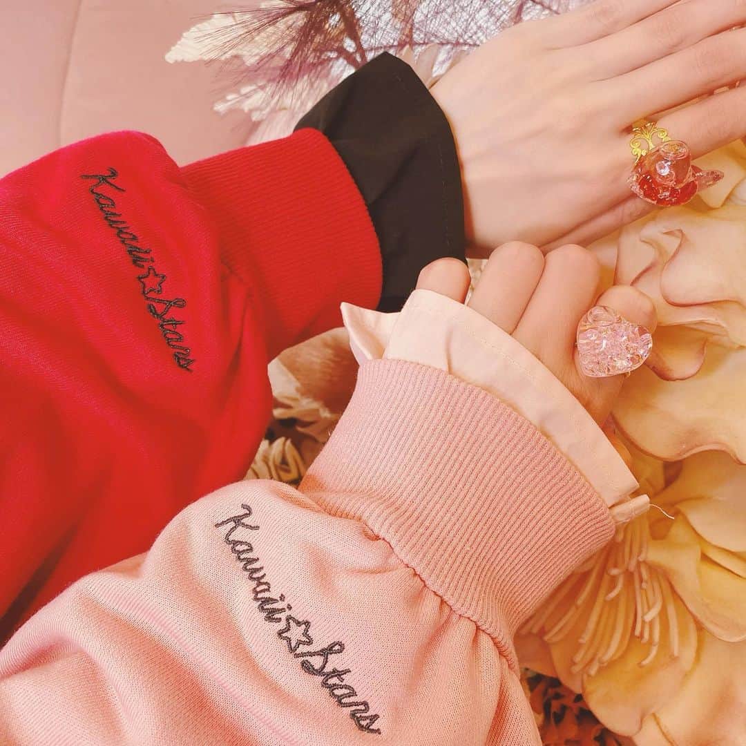 伊藤芽衣さんのインスタグラム写真 - (伊藤芽衣Instagram)「Kawaii☆Starsの アクセサリーを 紹介するときに、 ⁡ このポーズで お写真撮ることが多くて♡ ⁡ めいにとっては、 じつは 念願の… ⁡ お袖にロゴをいれるのは ひそかな夢でした♡ ⁡ いろちがいの ふたごで撮るのも かわいすぎる♡ ⁡ リング❤️💖 Heavenlyさん♡ @heavenly.1014  ⁡ お気に入りを 多色でお迎えするのは めいちあるあるです…！  @kawaii__stars  ⁡」9月25日 10時19分 - itoumei