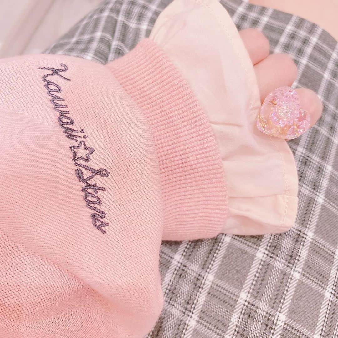 伊藤芽衣さんのインスタグラム写真 - (伊藤芽衣Instagram)「Kawaii☆Starsの アクセサリーを 紹介するときに、 ⁡ このポーズで お写真撮ることが多くて♡ ⁡ めいにとっては、 じつは 念願の… ⁡ お袖にロゴをいれるのは ひそかな夢でした♡ ⁡ いろちがいの ふたごで撮るのも かわいすぎる♡ ⁡ リング❤️💖 Heavenlyさん♡ @heavenly.1014  ⁡ お気に入りを 多色でお迎えするのは めいちあるあるです…！  @kawaii__stars  ⁡」9月25日 10時19分 - itoumei