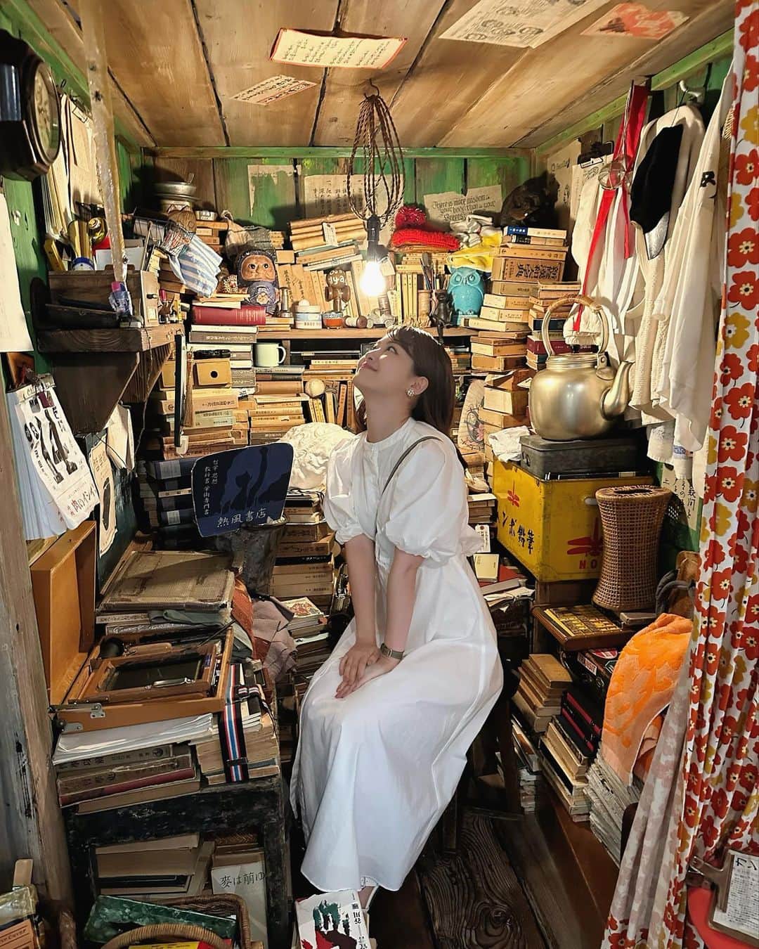遠野愛のインスタグラム：「念願の愛知県にあるとある場所へ🫶 どこかわかりますか？？ 右についている看板が入っていない写真ですが ファンならわかるはず〜 大好きな世界観に入り込めました！ 今週もよろしくお願いします☺️」