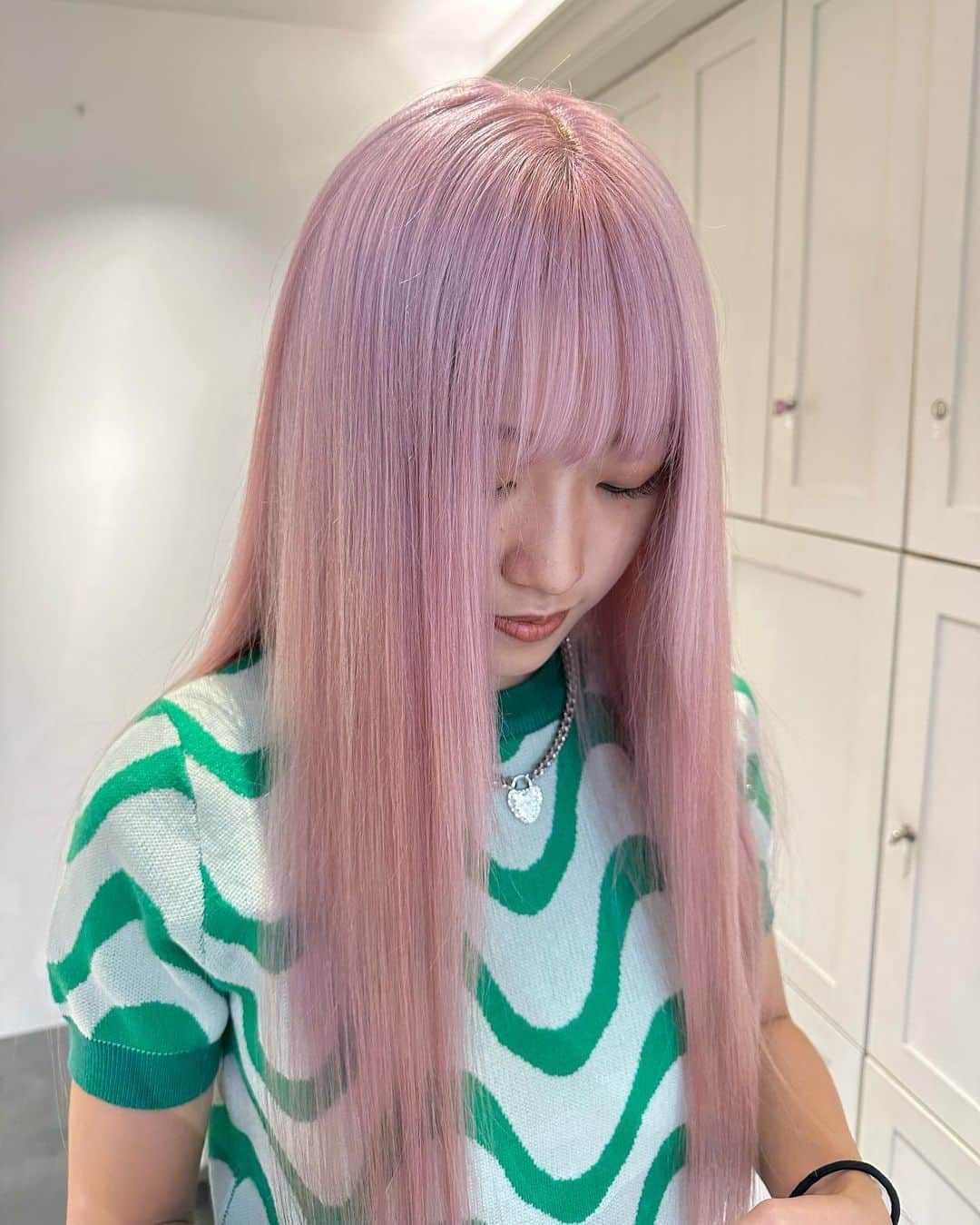 Beleza_official_instagramのインスタグラム：「White pink♡ breach3〜 ・  色落ちまで綺麗なカラー やわらかいカラー 一人ひとりに似合うカラー お任せください✊🌼🌟 ブリーチは誰に任せるかでダメージが 変わってきます！ ご予約はDMorホットペッパーから お願いします😉💕 Rei指名していただければ 絶対に可愛くします✊ belezaに来たことある方でもRei指名可能です😇 "また会いたい"と思わせます❗️ ・ わからないことがあればDMまでお願いします🤲  黒染め、縮毛履歴はハイブリーチメニューで ご予約ください🤲 記載のお時間より、ブリーチの抜け具合で お時間かかる場合がございます。 当日は長めに見ていただければ助かります。 お任せください♡♡」