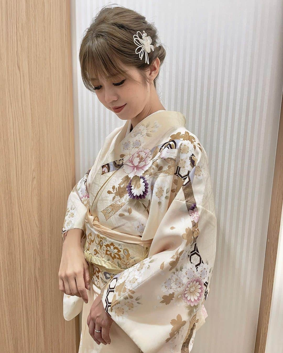 武井玲奈さんのインスタグラム写真 - (武井玲奈Instagram)「息子の百日のお祝いの日に 香妻家みんなで写真撮影♥♥  久しぶりの着物〜😙😙  私が来る前に、おかあさんと おねえさんが この着物が似合いそう！！ って見てくれてたやつと 私が選んだやつが一緒で やっぱこれだよね〜！！ なんて言いながら和気あいあいとした 雰囲気の中撮影できて 楽しかった〜🥰🥰🥰！！  髪飾りもおかあさんの借りて ヘアセットもおかあさんが 予約してくれて 至れり尽くせり🥹🥹🥹  香妻家の嫁になれて 一生分の運使い果たしたぐらい ほんと、幸せだ〜😚💓💓💓  #百日 #百日祝い #百日祝い撮影 #百日祝いフォト  #着物 #お食い初めコーデ  #ママコーデ #着物ヘア  #着物レンタル #着物女子」9月25日 10時27分 - takeirena