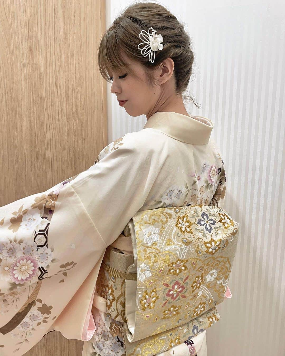 武井玲奈のインスタグラム：「息子の百日のお祝いの日に 香妻家みんなで写真撮影♥♥  久しぶりの着物〜😙😙  私が来る前に、おかあさんと おねえさんが この着物が似合いそう！！ って見てくれてたやつと 私が選んだやつが一緒で やっぱこれだよね〜！！ なんて言いながら和気あいあいとした 雰囲気の中撮影できて 楽しかった〜🥰🥰🥰！！  髪飾りもおかあさんの借りて ヘアセットもおかあさんが 予約してくれて 至れり尽くせり🥹🥹🥹  香妻家の嫁になれて 一生分の運使い果たしたぐらい ほんと、幸せだ〜😚💓💓💓  #百日 #百日祝い #百日祝い撮影 #百日祝いフォト  #着物 #お食い初めコーデ  #ママコーデ #着物ヘア  #着物レンタル #着物女子」