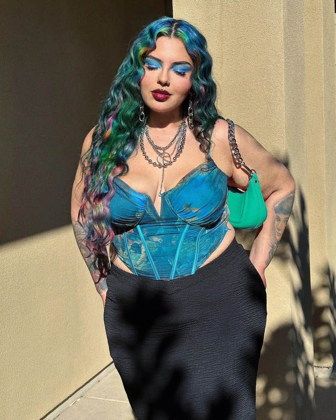 ヤスミナ・ダニエルのインスタグラム：「Part time mermaid 🧜🏻‍♀️ fit @FashionNovaCurve」