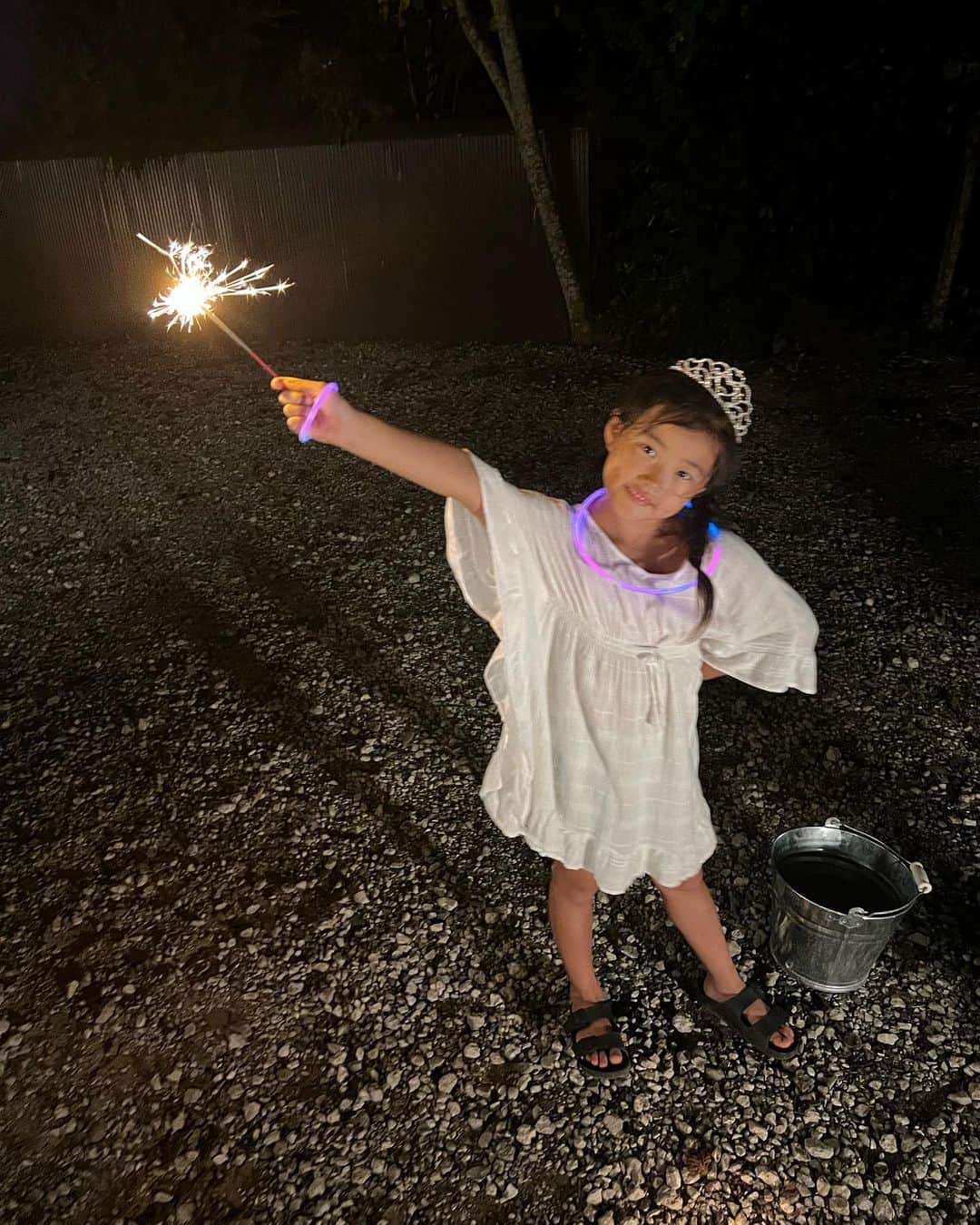 亜弥のインスタグラム：「🌺 Last Summer🌞 みんなで千葉へ🫶🏾 夕方からBBQをしながら🍖🐟🫑🥩 夜は花火🎆からのゲーム♟️ 9月生まれのサプライズお祝い🥂🎂など盛り沢山🍥 笑いっぱなしの2日間だった🤣❤️  7歳と8歳の娘もいつかultraに行くのかなぁ😂嫌ww  #千葉 #むしろ合宿 #フットワークの軽い家族 #ゲームにハマる大人たち  #寝てる人もいるので静かにしましょう」