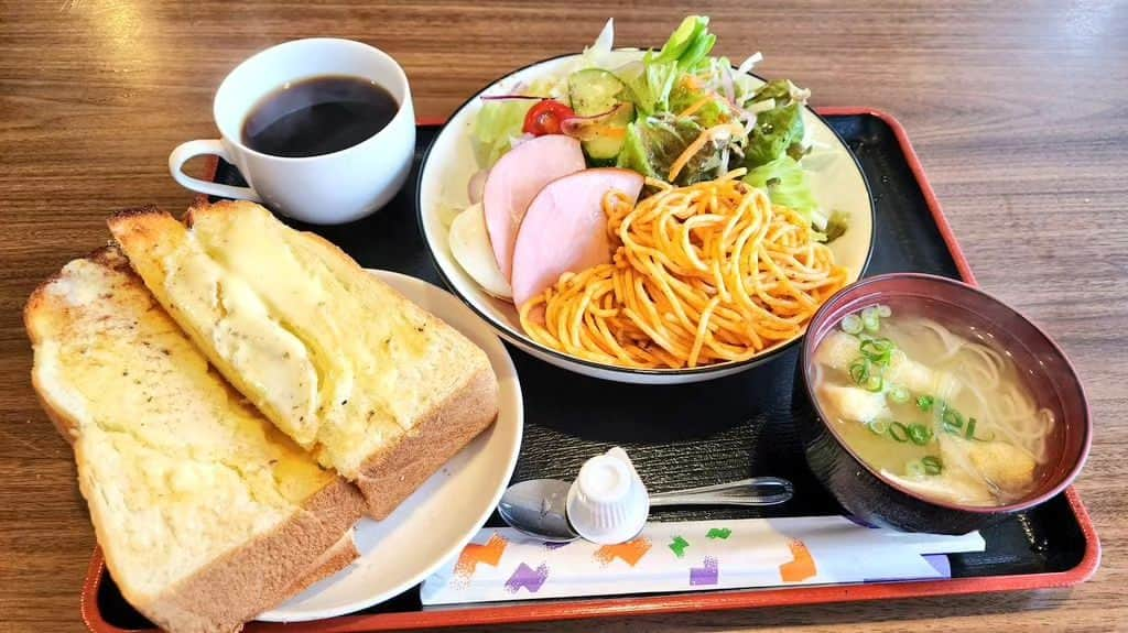 ケニチのインスタグラム：「200円のトーストセットがやばすぎる‼️朝から満腹確定です☺️後日動画でアップさせて頂きます✨ #高知　#モーニング　#トーストセット　#大盛　#朝御飯」