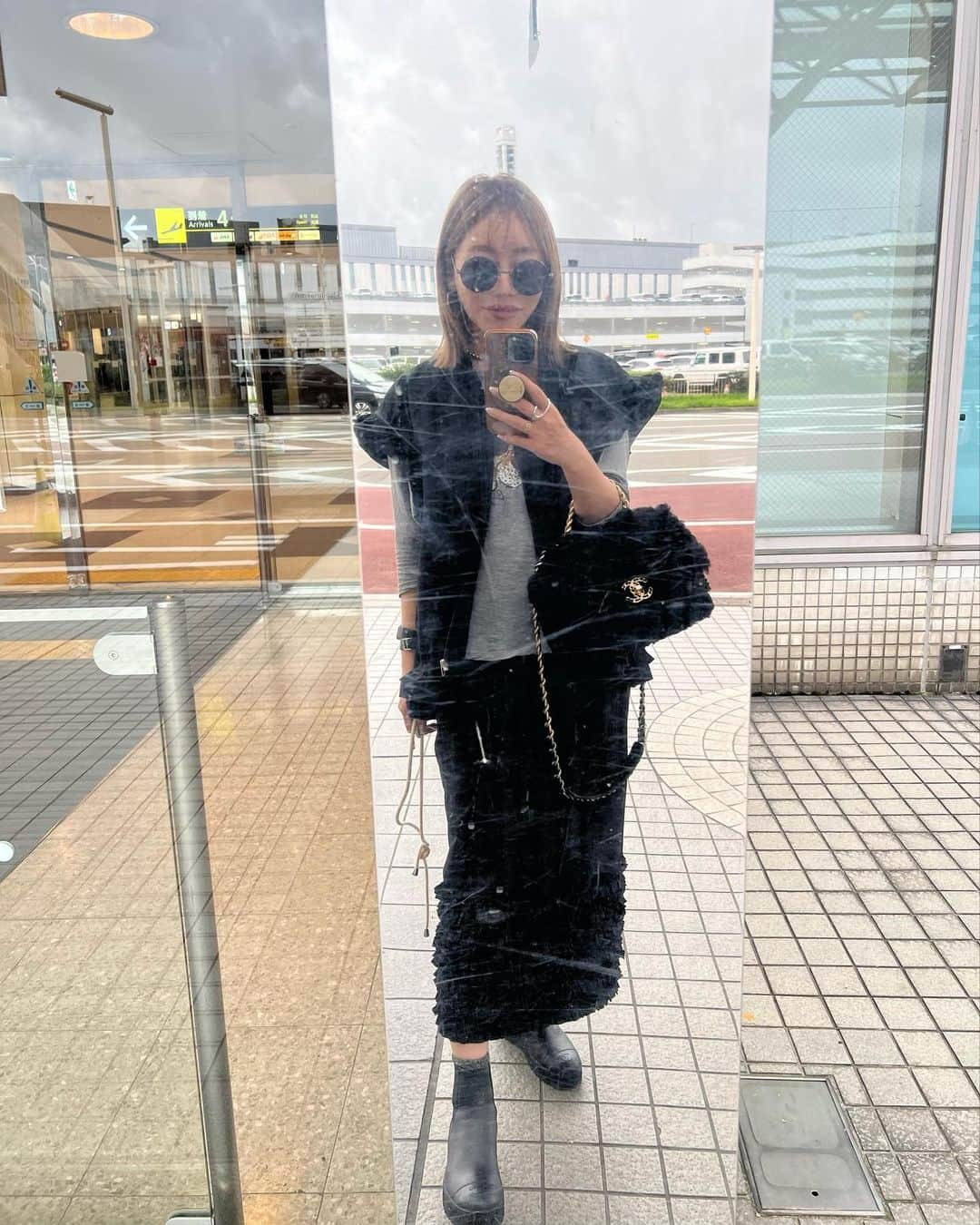 rinのインスタグラム：「⁡ ⁡ ⁡ 新千歳空港に降り立った日のコーデ✈️ ⁡ ブーツで行ったけどチェックイン後は 一生コンバースだった🫰 ⁡ ⁡ ⁡ ⁡ ⁡ ⁡ ⁡ ⁡ ⁡ #fashion#ootd#baybeeonline#glowplus#chanel#新千歳空港#札幌#ママコーデ#大人カジュアル #大人ファッション」