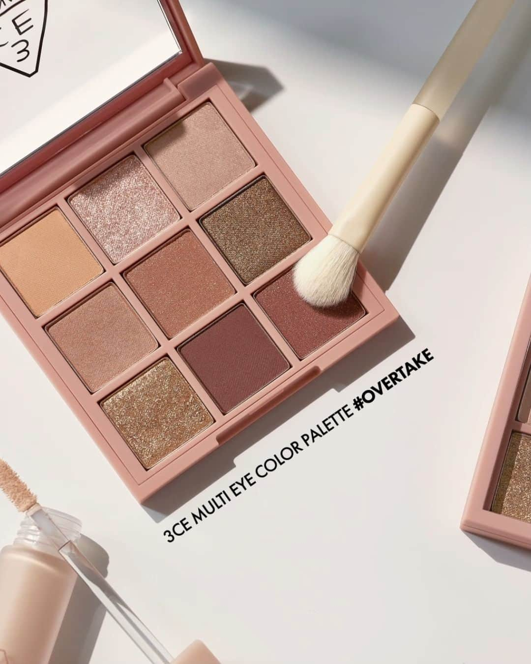 3CE Official Instagramのインスタグラム：「가을 MOTD도 색감 천재 3CE와 함께 🍁🍂❣️  🍂3CE MULTI EYE COLOR PALETTE # OVERTAKE 🍂3CE MOOD RECIPE FACE BLUSH # ROSE BEIGE # MONO PINK  🍂3CE SKIN FIT COVER LIQUID CONCEALER # LIGHT IVORY  #3CE #3CESTYLENANDA #3CE스타일난다 #3CEEYESHADOW #3CE아이쉐도우팔레트 #3CEMULTIEYECOLORPALETTE #3CEMOODRECIPEFACEBLUSH #3CEBLUSH #MOTD #FACEBLUSH」