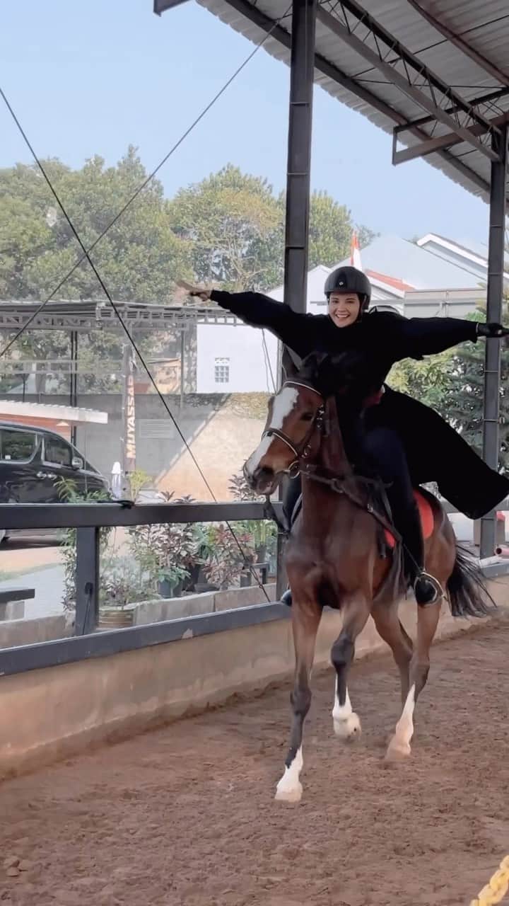 Zaskia Sungkarのインスタグラム：「Kalau kata adam canter kyk naik wahana 🤣 meanwhile emak2 nya dalam hati dzikir mulu」
