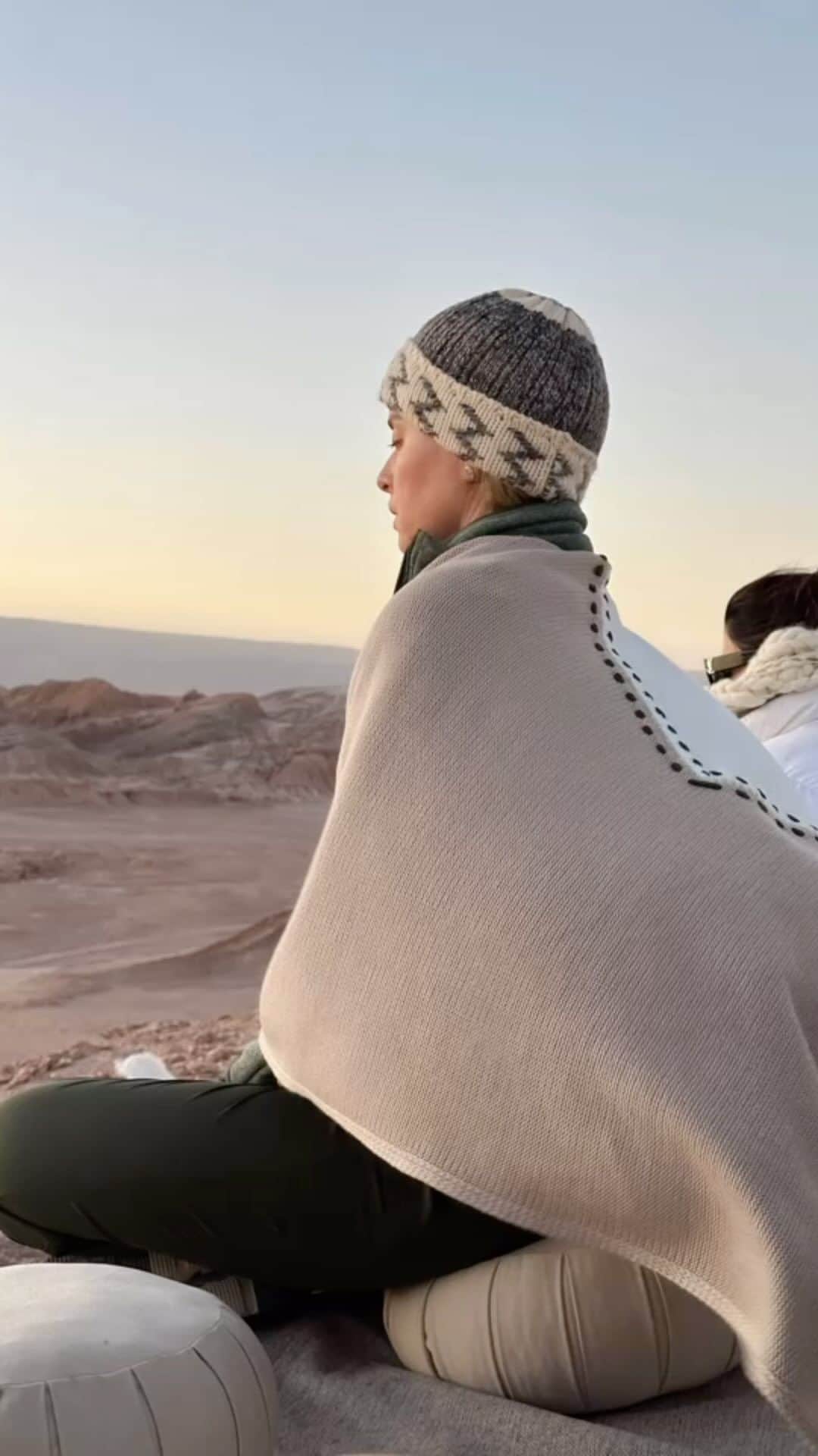 アンジェリカのインスタグラム：「Um final de semana de paz 🙌 em um lugar muito especial! Jornada linda de aprendizado e alegrias. ⭐️   #gratidão #atacama #saopedrodeatacama #retiro @mysowing @medicinadaconsciencia #expedition #goodvibes」