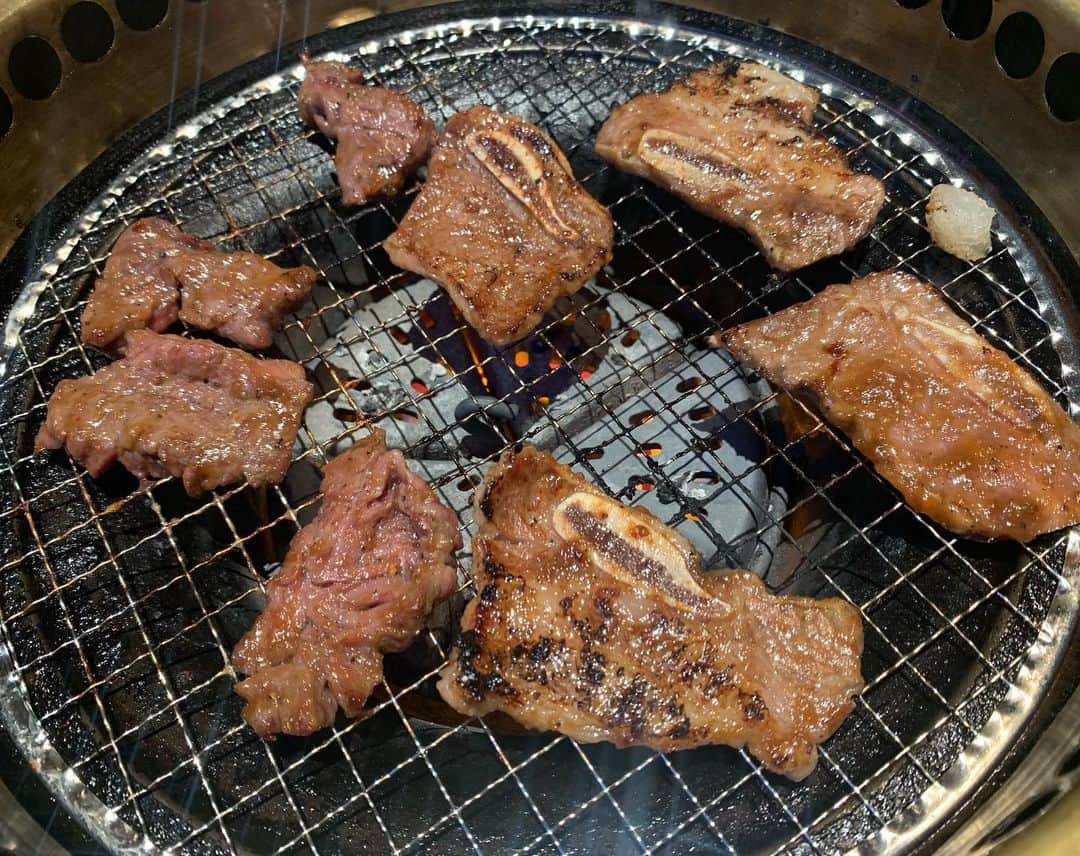 昴生さんのインスタグラム写真 - (昴生Instagram)「晩飯！！ #昨日は #兄弟でんぱ #公開収録 #終わりでスタッフさんと #打ち上げ！ #やる気 さん！ #小さいころに行ってた焼肉屋さん！ #うまいー！ #そして #懐かしいー！ #この骨付きカルビ何回食べたか！ #手ベタベタにして食べてた！ #タン塩もこれこれ！ #もやしナムルは記憶にないけど！ #スープも記憶にないけど！ #でも懐かしかったー！ #食べ放題で夢中で食べてたなぁ！ #小学生のころ体の小さい友達と行って #そいつが食べ放題やのに肉３枚くらいしか食べへんかって #文句言うてたなぁ！ #ずっと肉噛んどったなぁ！ #懐かしいなぁ！」9月25日 10時53分 - mikikousei