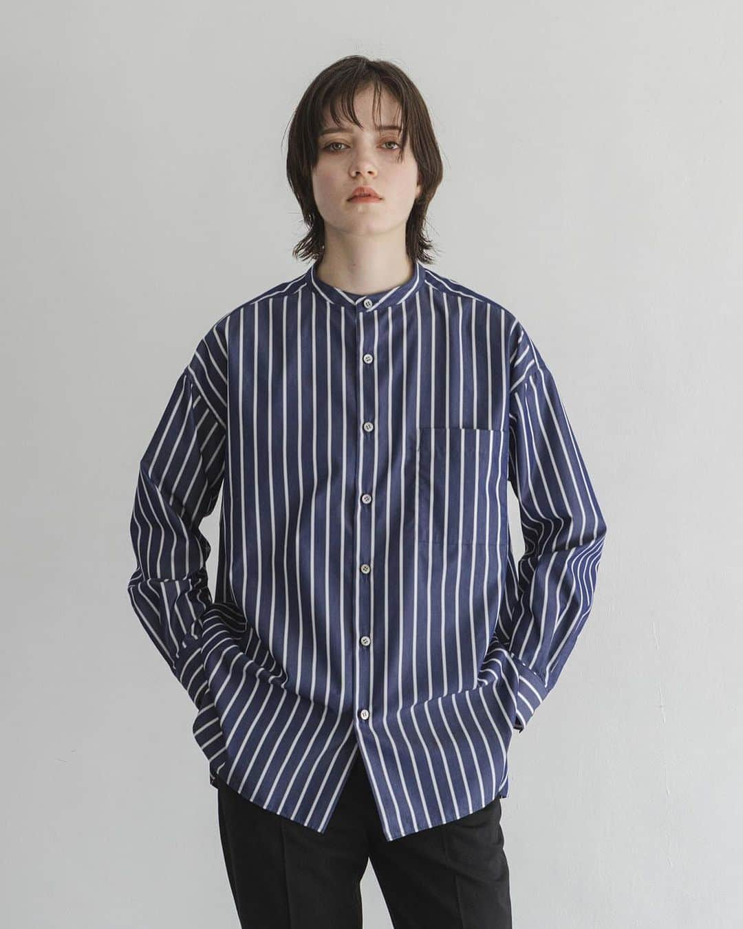 ENCHAINEMENT/mignonのインスタグラム：「.  Band Collar Shirt  オフホワイト / ネイビー  ポリエステル混のブロード素材を使用したバンドカラーシャツです。 ポリエステルが入った素材なので表面感が少しきれいですが柄と色が大変さわやかで程よいカジュアル感があります。   *ネットで在庫が無くても店舗にはある場合がございます。詳細はお気軽にお問い合せください。  #enchainement #アンシェヌマン #アトレ恵比寿 #新丸の内ビル #淀屋橋odona #なんばパークス #パセーラ広島 #アミュプラザ博多」