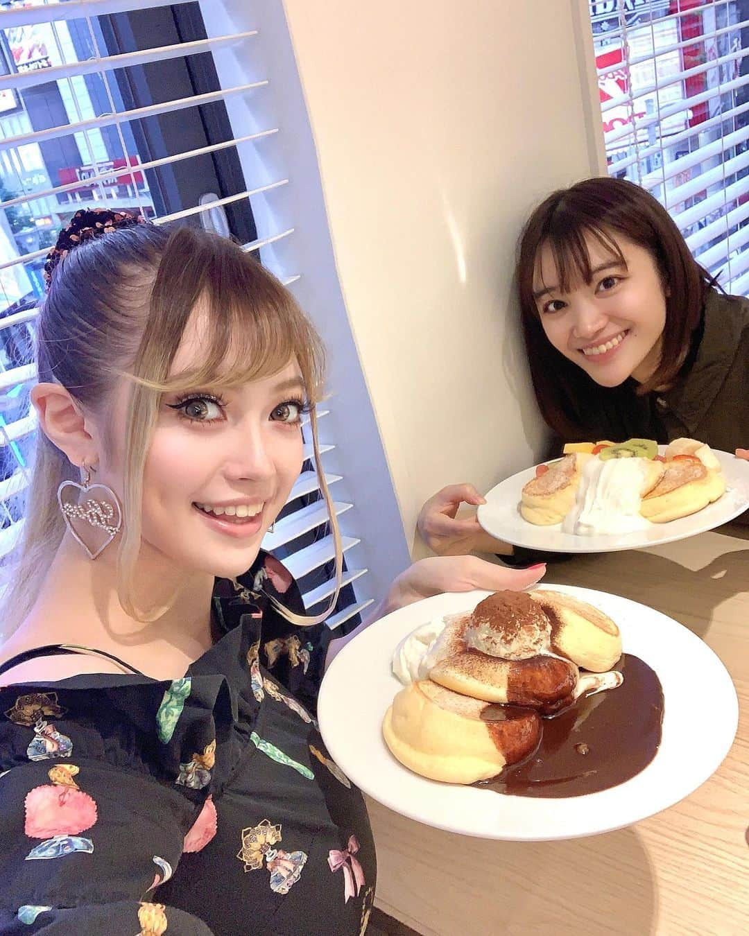 長谷川愛里のインスタグラム：「中崎花音ちゃんと10年ぶりに遊んできたよ✨パンケーキ食べてプリクラ撮ったよ💖 ニコプチからのお友達で昔を思い出して楽しかった😍  #長谷川愛里」