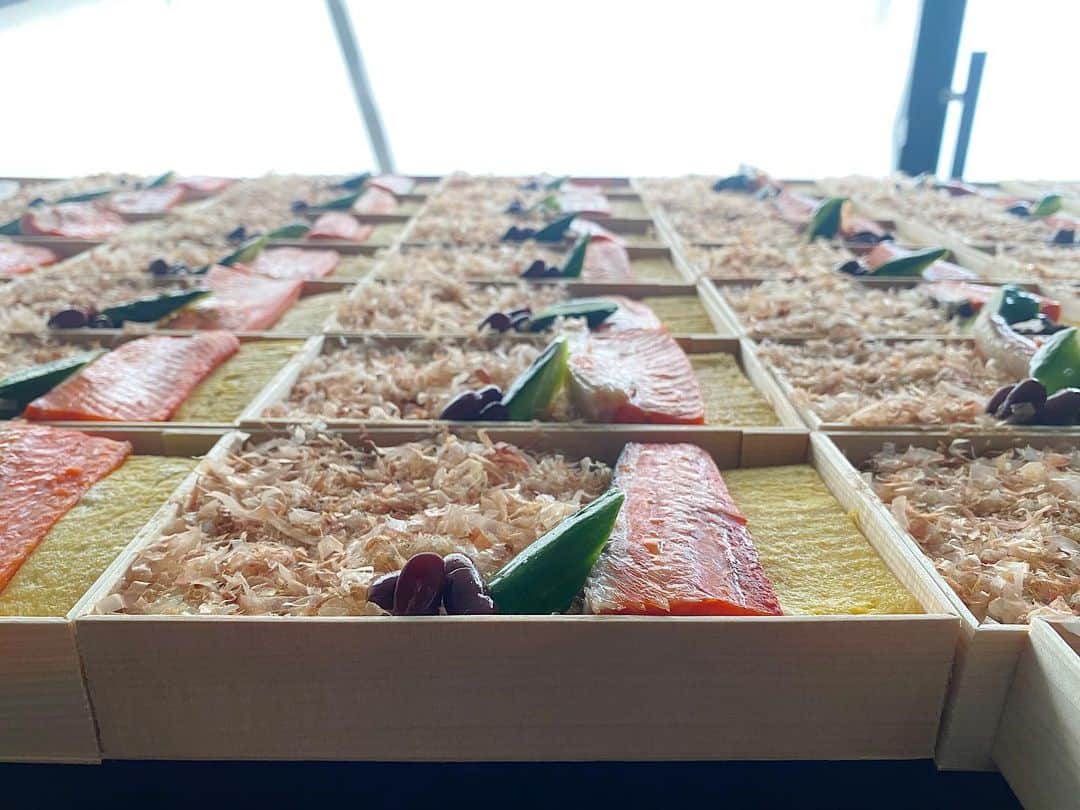 後藤しおりのインスタグラム：「常連様の現場色々。ぼだっこ海苔弁当、土鍋ごはん弁当・七寸の納品でした。久しぶりに南青山の現場へ配達して、お客様の素敵な笑顔に元気をもらえて、この仕事をしていてよかったなと思いました。しっかり食べて、午後もお仕事頑張れますように。」