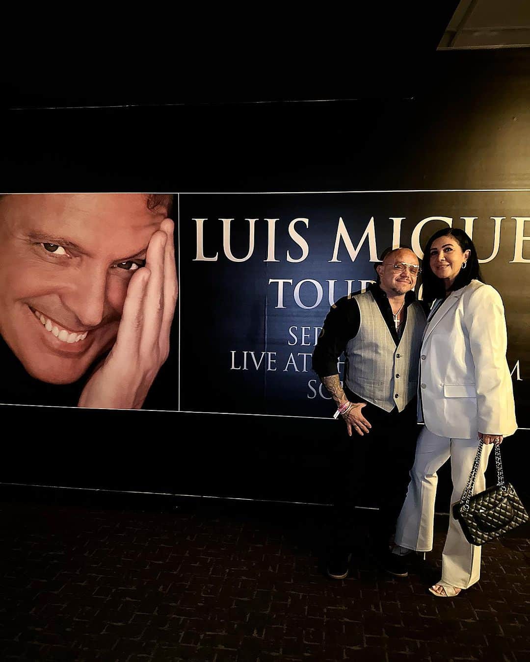 レイ・ミステリオ・ジュニアのインスタグラム：「Date night en concierto de LuisMi!! Love you my love @619reyna  #ComoDice」