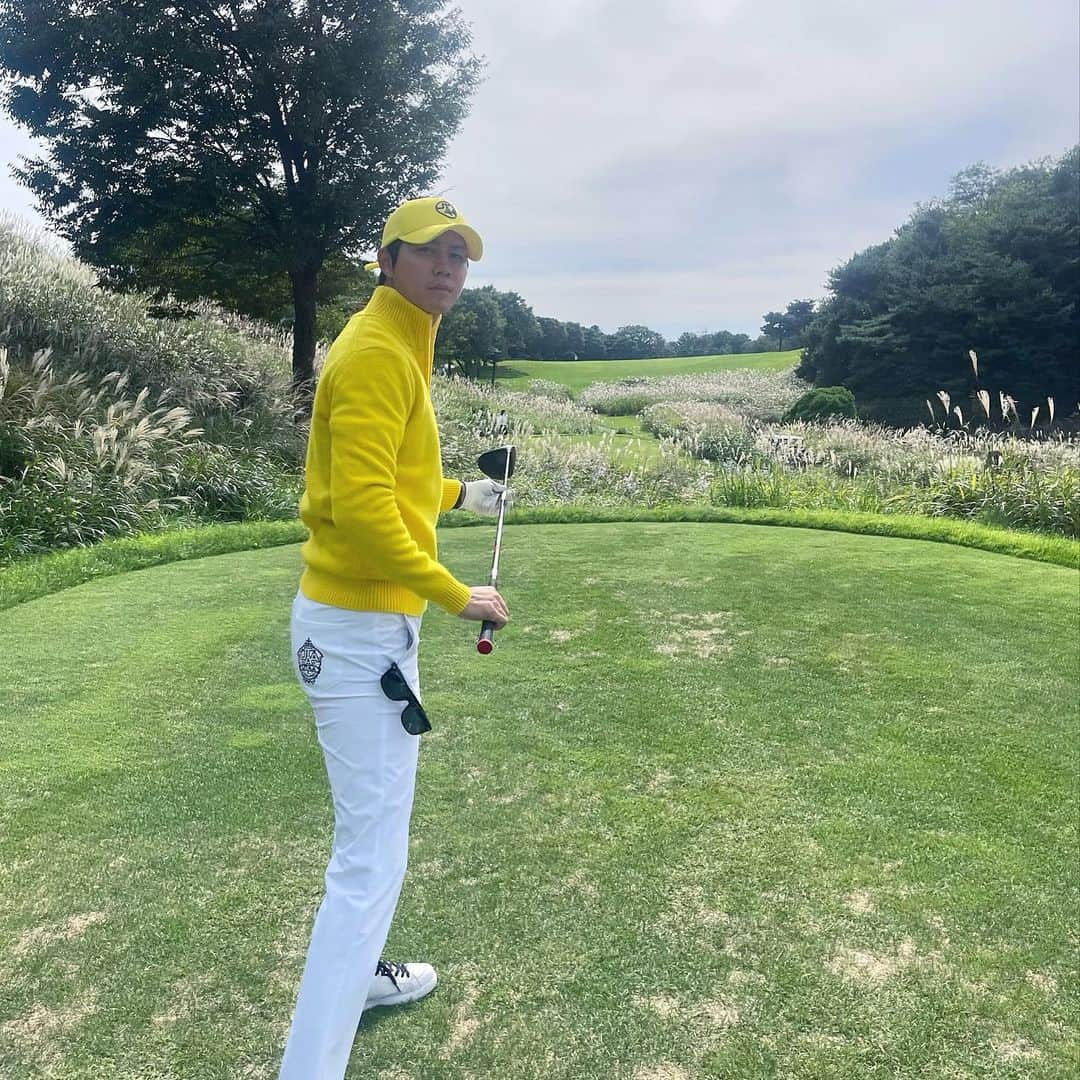 シン・ジフンさんのインスタグラム写真 - (シン・ジフンInstagram)「가을이 왔다 ⛳️ 옷도 골프장도 멤버도 완벽했던  #유타 #UTAA #유타골프 #골프웨어 #블루헤런cc #개나리 #병아리」9月25日 11時16分 - sj_hooon