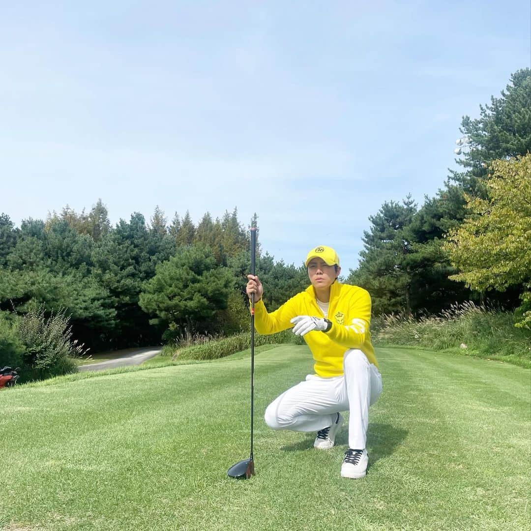 シン・ジフンさんのインスタグラム写真 - (シン・ジフンInstagram)「가을이 왔다 ⛳️ 옷도 골프장도 멤버도 완벽했던  #유타 #UTAA #유타골프 #골프웨어 #블루헤런cc #개나리 #병아리」9月25日 11時16分 - sj_hooon