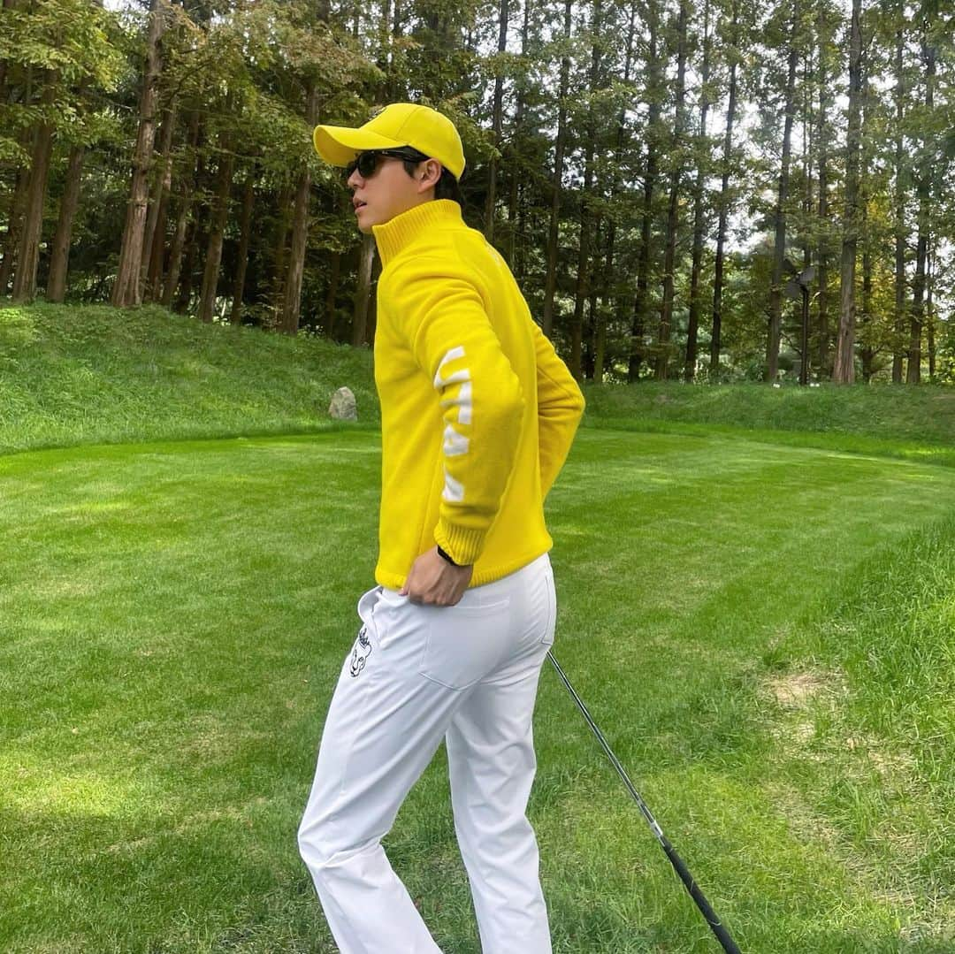 シン・ジフンさんのインスタグラム写真 - (シン・ジフンInstagram)「가을이 왔다 ⛳️ 옷도 골프장도 멤버도 완벽했던  #유타 #UTAA #유타골프 #골프웨어 #블루헤런cc #개나리 #병아리」9月25日 11時16分 - sj_hooon