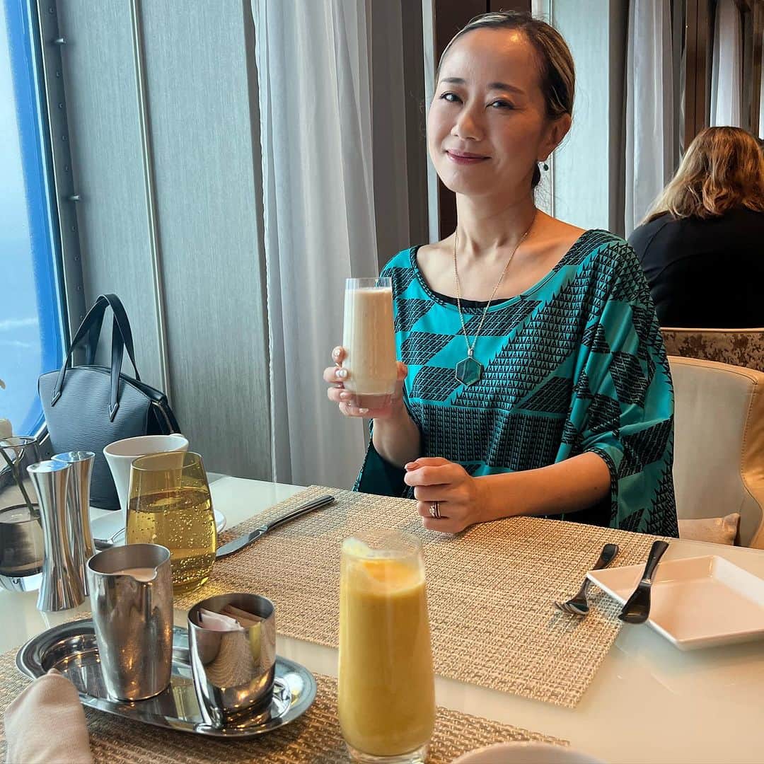 のインスタグラム：「Abraham Hawaiian cruise day3🎵 今日のエイブラハムの言葉✨  Impulse that feels good is a communication from inner being   and why do you overwrite it with habits or I never call this person at this time …or or or   インパルス、ふと思い立つインスピレーションはインナービイーングからのコミニケーション。それなのに、日々の習慣で上書きしたり、「普段この時間に電話することなんてないから」とか、そんな事でなぜ直感に従わないの？  同じことをやつていては、行きたい新しいところへはいけない☺️  インスピレーションに素直に従おう✨ やらなきゃとか 毎日やってるとか 効率とか時短とか 一般常識とかにとらわれて インスピレーションを無視したり 上書きしないで💖  #エイブラハム  #エイブラハムの教え  #エイブラハムクルーズ #引き寄せ #引き寄せの法則 #abrahamhicks #abraham #abrahamcruise #lawofattraction  #レイチェルチャンネル」