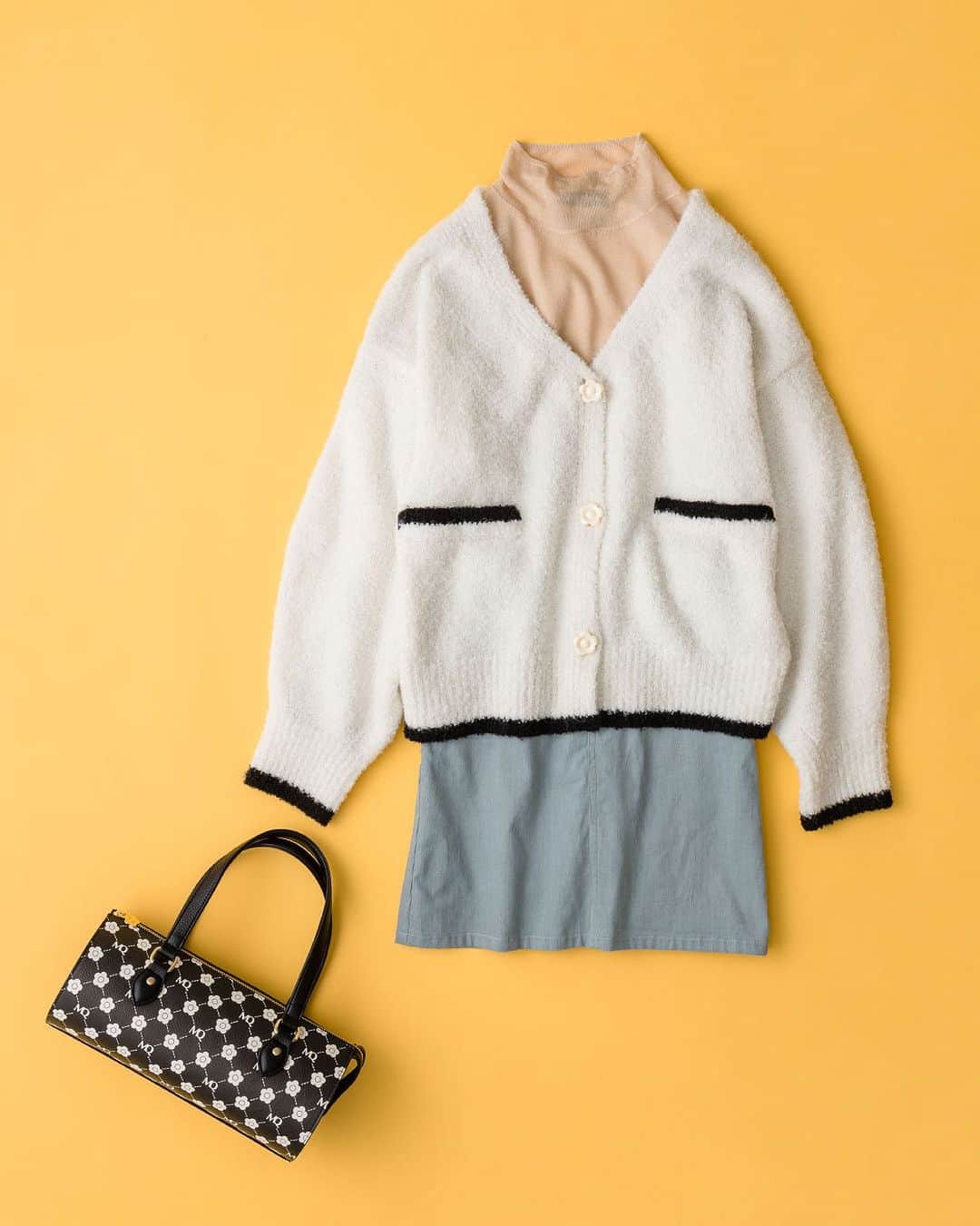 MARY QUANT officialのインスタグラム：「- #デイジーボタンラメブークレカーディガン #バイカラータートルニットプルオーバー #ロゴパッチデイジーボタンミニスカート #モノグラムプリントミニボストン - #MARYQUANT #2023AUTUMN #NEWITEMS #FASHION - #マリークヮント #カーディガン #プルオーバー #ミニスカート #ミニボストン #バッグ #秋コーデ #秋小物」