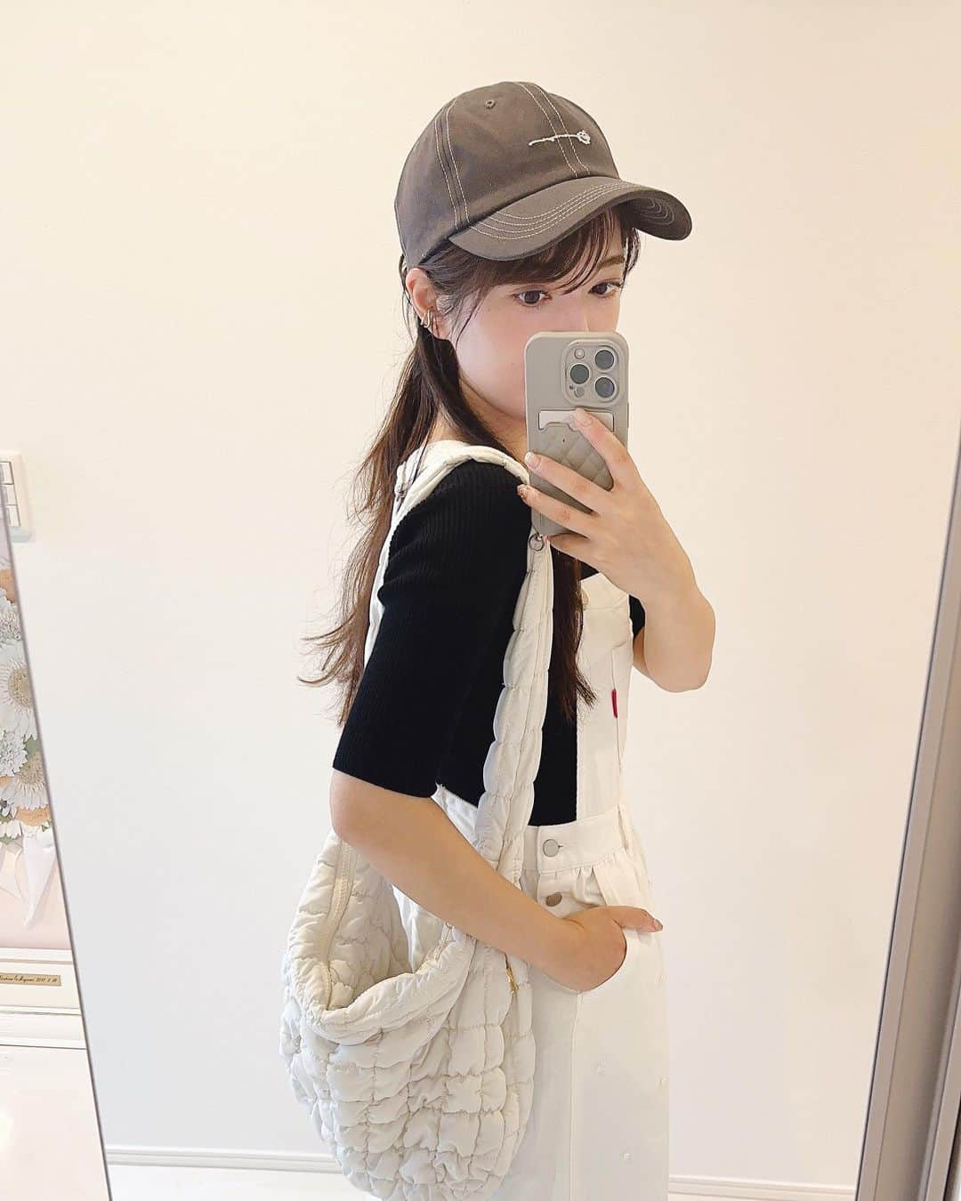 大知めぐみのインスタグラム：「ヘビロテメンバー♡ cap＆jumper dress＆bag @angecharme_shop  @tsujinozomi_official  ⁡ 今月末まで1000円offクーポン出てました!! このスタメン過ぎて、買い替えようと思っていたバッグは既に完売していました…涙 ⁡ 夏の間は、360°つば広の帽子をいつでもどこでも被っていたのでww このキャップが秋からまた活躍してくれそうです☺️💓 まだ売ってました＆今なら1000円オッフ💓w ⁡ 私とめちゃんが大好きなパジャマもお勧めです🧸💕 ⁡ ⁡ ⁡ ⁡ ⁡ ⁡ ⁡ ⁡ ⁡ #angecharme #ママコーデ #ママファッション #主婦コーデ #楽ちんコーデ #旅行コーデ #コーデ記録 #モノトーンコーデ #娘 #育児 #子供 #子供のいる暮らし #こども  #こどものいる暮らし#4歳 #主婦#女の子のママ  #女の子ママ #육아스타그램 #육아 #육아소통 #육아맘 #맘스타그램 #バックスタイル #バッグ #오오티디 #데일리룩 #패션 #옷스타그램 #패션스타그램일상」