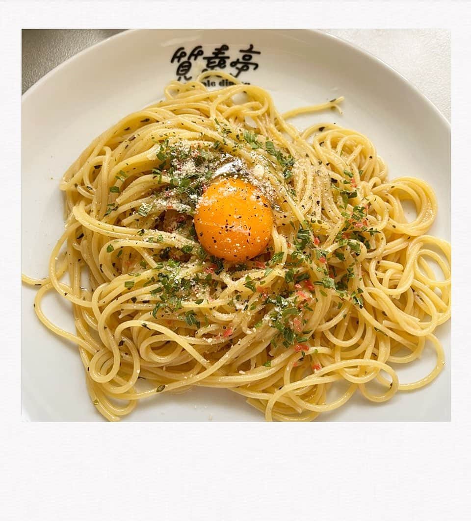 かせきさいだぁのインスタグラム：「本日の質素亭、『S&B 沖縄島とうがらし&沖縄そば風だし』のパスタに卵黄と粉チーズ❤️沖縄風和風ペペロンチーノパスタに、カルボナーラテイストを少し足しました〜超美味しい😋 #質素亭 #しっそ亭  いつもの質素亭レシピ。フライパンにオリーブオイル少々、ニンニク少々（チューブので可）香りづけして、焦げる前に火を止めソースをフライパンにイン。バジル・オレガノを足して風味増し。 茹で上がったパスタを投入し、茹で汁お玉一杯かけ強火でグルグルしてお皿に盛り付け、トッピングのパウダー振りかけて卵黄乗せ〜の粉チーズふって出来上がり！完成〜❤️」
