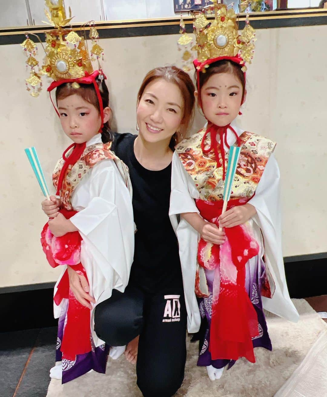 遠近由美子さんのインスタグラム写真 - (遠近由美子Instagram)「牛嶋大祭にお稚児さんとして参加しました😌  御鎮座1165年、5年に一度行われる大祭。  お稚児さんは６歳までとのことで、双子さんも誘っていただきました。  京都からきた神聖な牛車🐃との行列は大雨で中止になってしまったけど、今日は神様のお仕え役だよと伝えたら、この表情😂　気持ち入ってる。笑　  お支度を手伝ってくれたおばさまにも、 すっとした和顔なのでこういうの似合うわね。と褒めていただき、ご満悦な双子さんです。  #ブラジルの血はどこにいった？🇧🇷  #5年経ってもでてこないね😂  最後の１枚は、雨待ちの３人のお稚児さん㊙️ こうなるよね  #伝統行事　#お稚児さん #5歳双子  #japanesegirls」9月25日 11時30分 - yumiko_tochika