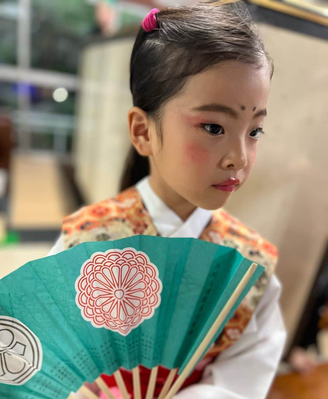 遠近由美子さんのインスタグラム写真 - (遠近由美子Instagram)「牛嶋大祭にお稚児さんとして参加しました😌  御鎮座1165年、5年に一度行われる大祭。  お稚児さんは６歳までとのことで、双子さんも誘っていただきました。  京都からきた神聖な牛車🐃との行列は大雨で中止になってしまったけど、今日は神様のお仕え役だよと伝えたら、この表情😂　気持ち入ってる。笑　  お支度を手伝ってくれたおばさまにも、 すっとした和顔なのでこういうの似合うわね。と褒めていただき、ご満悦な双子さんです。  #ブラジルの血はどこにいった？🇧🇷  #5年経ってもでてこないね😂  最後の１枚は、雨待ちの３人のお稚児さん㊙️ こうなるよね  #伝統行事　#お稚児さん #5歳双子  #japanesegirls」9月25日 11時30分 - yumiko_tochika