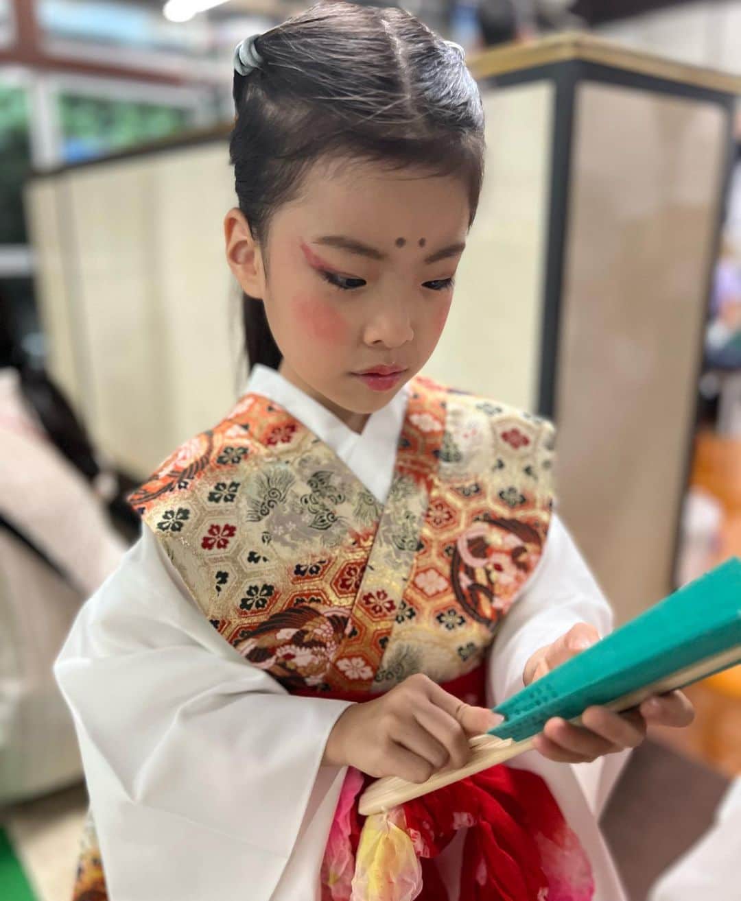 遠近由美子さんのインスタグラム写真 - (遠近由美子Instagram)「牛嶋大祭にお稚児さんとして参加しました😌  御鎮座1165年、5年に一度行われる大祭。  お稚児さんは６歳までとのことで、双子さんも誘っていただきました。  京都からきた神聖な牛車🐃との行列は大雨で中止になってしまったけど、今日は神様のお仕え役だよと伝えたら、この表情😂　気持ち入ってる。笑　  お支度を手伝ってくれたおばさまにも、 すっとした和顔なのでこういうの似合うわね。と褒めていただき、ご満悦な双子さんです。  #ブラジルの血はどこにいった？🇧🇷  #5年経ってもでてこないね😂  最後の１枚は、雨待ちの３人のお稚児さん㊙️ こうなるよね  #伝統行事　#お稚児さん #5歳双子  #japanesegirls」9月25日 11時30分 - yumiko_tochika