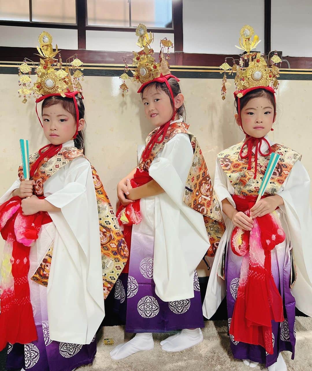 遠近由美子さんのインスタグラム写真 - (遠近由美子Instagram)「牛嶋大祭にお稚児さんとして参加しました😌  御鎮座1165年、5年に一度行われる大祭。  お稚児さんは６歳までとのことで、双子さんも誘っていただきました。  京都からきた神聖な牛車🐃との行列は大雨で中止になってしまったけど、今日は神様のお仕え役だよと伝えたら、この表情😂　気持ち入ってる。笑　  お支度を手伝ってくれたおばさまにも、 すっとした和顔なのでこういうの似合うわね。と褒めていただき、ご満悦な双子さんです。  #ブラジルの血はどこにいった？🇧🇷  #5年経ってもでてこないね😂  最後の１枚は、雨待ちの３人のお稚児さん㊙️ こうなるよね  #伝統行事　#お稚児さん #5歳双子  #japanesegirls」9月25日 11時30分 - yumiko_tochika