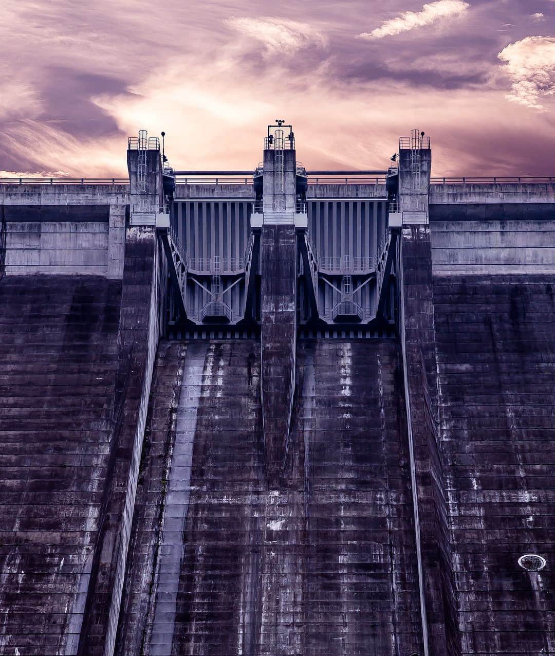 東京電力ホールディングス株式会社のインスタグラム：「上野ダム Ueno Dam  上野ダムは、群馬県多野郡上野村にある神流川水力発電所（純揚水式）の下部ダムです。 神流川水力発電所は、上部ダムである長野県・南相木ダムと上野ダムの落差653mを利用して発電しています。  #東京電力 #tepco #群馬県 #ダム #ダム巡り #ダム好き #damphotography #damphoto #水力発電 #再生可能エネルギー #renewableenergy #renewable #renewablepower #風景写真 #景色写真 #曇り空 #くもり #clouds_of_our_world #cloudscapes #cloudsky」