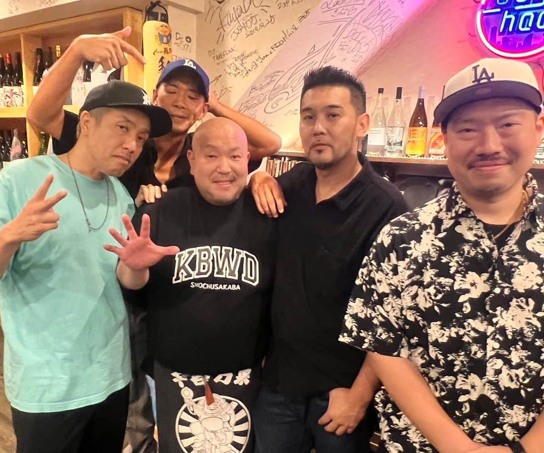 のインスタグラム：「ESSENTIAL "SPIN OFF" かっ飛ばせ和田5周年お祝い編 横浜の皆さんスーパー沢山 おおきにです🔥  w/ @djsnz @djmikado @djtakefunk  and @itkn106 @shin3bred   かっ飛ばせ和田5周年 @bob_boyhood おめでとう㊗️  Thank you for yesterday.  I had a great yokoham night.  #かっ飛ばせ和田  #essentialjapan #yokohamnightlife  #yokohamnight」