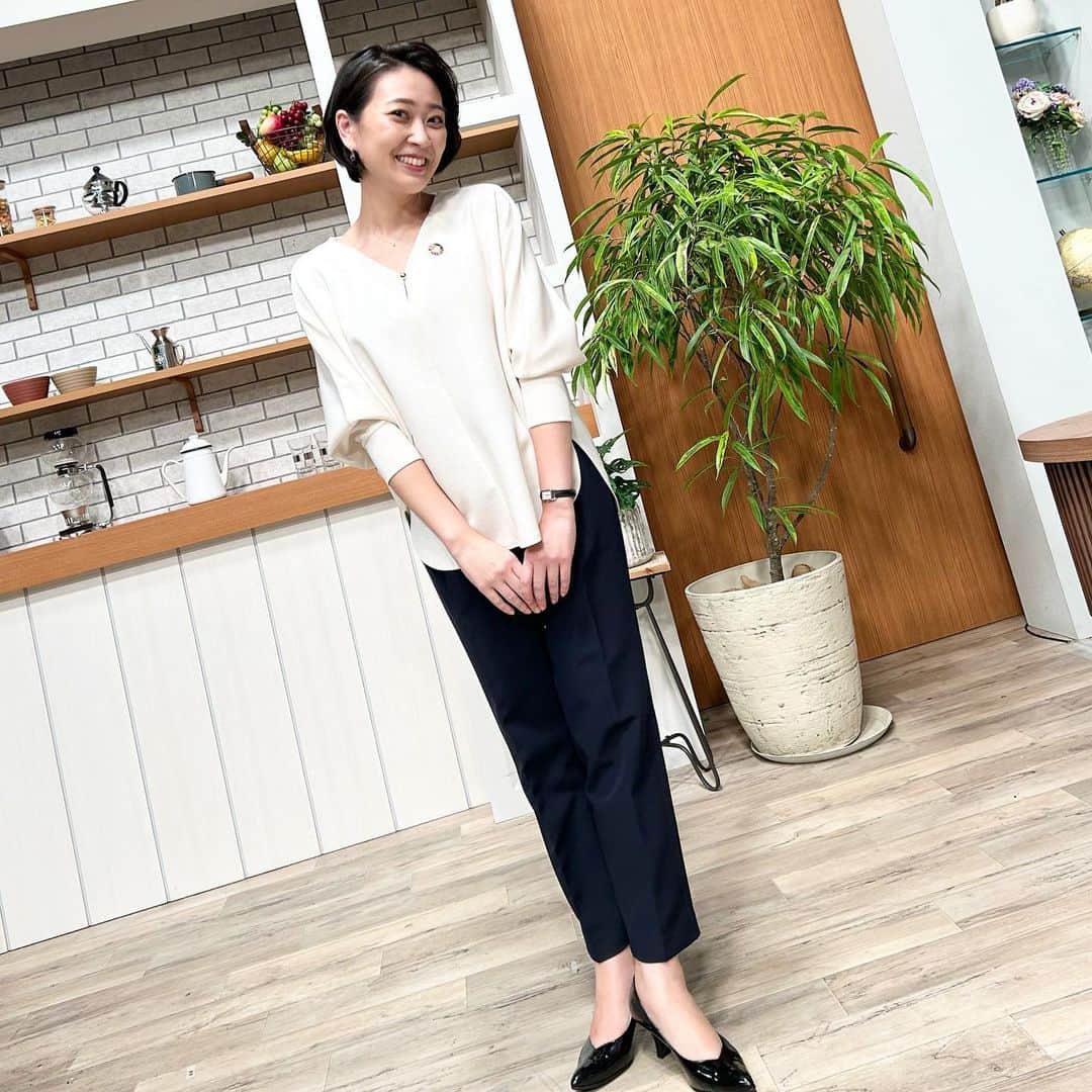 加藤沙知のインスタグラム：「MRTテレビcheck! は、9/25(月)〜9/27(水)の期間、アジア大会放送のため、おやすみです🙇‍♀️  写真は、先週の衣装です。 年甲斐もなく、ぶりっこポーズでごめんなさい🙏  そんな1枚目＆2枚目の写真は、 カメラマンの後輩ちゃんが撮ってくれました☺️  さすが！！ 言葉巧みにのせてくれたので、写真が盛れてる！！笑 thanks📷✨  (ぶりっこポーズや、なりきりポーズですみません😅)  今週の衣装＆ヘアセットです。 詳しくは番組アカウント(@check.mrt )に掲載しています!  3枚目:9月18日(月) 4枚目:9月19日(火) 5枚目:9月20日(水) 6枚目:9月21日(木) 7枚目: 木曜日のヘアセットをしていただいている美容室にて♪  次回のcheck!は、9/28(木)です！ ご覧いただけると、喜びます✨  #MRT#チェック#check #衣装#コーディネート #オフィスコーデ#通勤コーデ #ヘアセット#ショートカット」