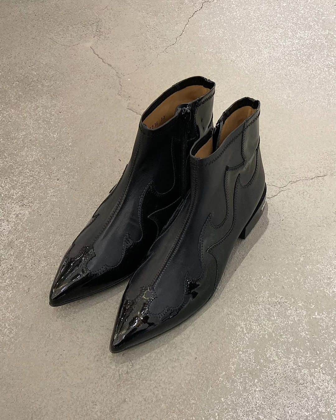 アストラットさんのインスタグラム写真 - (アストラットInstagram)「WESTERN BOOTS 97,900yen LEATHER × PATENT SHORT BOOTS 68,200yen T-STRAP LOAFER 75,900yen /TOGA PULLA #togapulla #togaarchives #astraet #アストラット #トーガ #サンダルコーデ #モードファッション #ショートブーツ #ローファー #ウェスタンブーツ」9月25日 11時46分 - astraet_jp