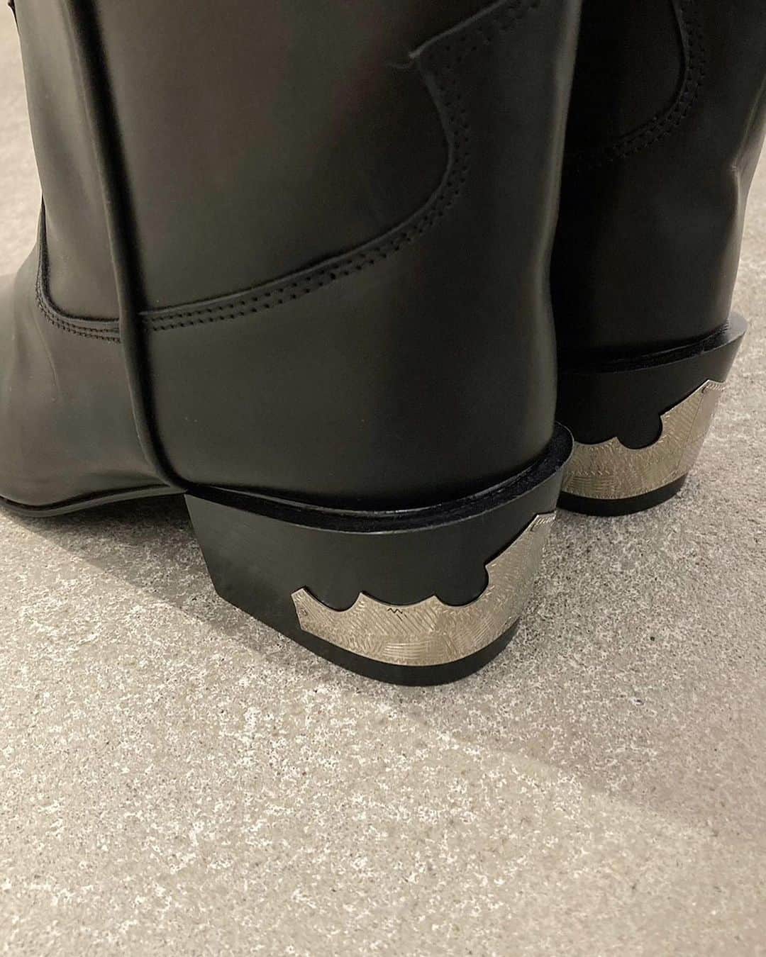 アストラットさんのインスタグラム写真 - (アストラットInstagram)「WESTERN BOOTS 97,900yen LEATHER × PATENT SHORT BOOTS 68,200yen T-STRAP LOAFER 75,900yen /TOGA PULLA #togapulla #togaarchives #astraet #アストラット #トーガ #サンダルコーデ #モードファッション #ショートブーツ #ローファー #ウェスタンブーツ」9月25日 11時46分 - astraet_jp