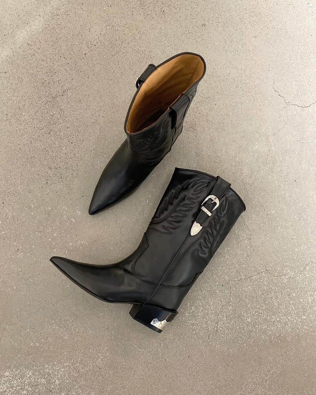 アストラットさんのインスタグラム写真 - (アストラットInstagram)「WESTERN BOOTS 97,900yen LEATHER × PATENT SHORT BOOTS 68,200yen T-STRAP LOAFER 75,900yen /TOGA PULLA #togapulla #togaarchives #astraet #アストラット #トーガ #サンダルコーデ #モードファッション #ショートブーツ #ローファー #ウェスタンブーツ」9月25日 11時46分 - astraet_jp