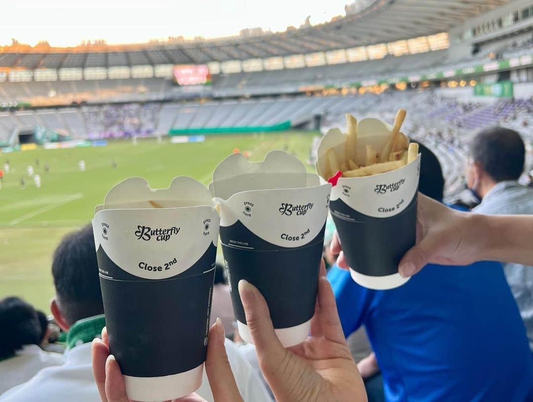 高沢奈苗さんのインスタグラム写真 - (高沢奈苗Instagram)「.  ヴェルディの試合⚽️✨ 今年2回目のスタジアム😊  またまたJリーグのサイトの無料チケットが当選したので行って来た😊🎫  16:00KO 外にいるのが涼しい季節になって観戦日和☀️  そしてたくさんのサポーターが集まっていて盛り上がっていたよー✨  終わる頃はもう暗くなってて秋を感じた🍂😌  📷眩し過ぎてみんな目が開けられてない😑😑😑  私が持っているタオルはスカパーで応援コーナー担当してる頃のだから、12、13年前のタオル🫠💚  .  .  #東京ヴェルディ #味の素スタジアム #サッカー観戦 #j2 #緑のサポーター #スポーツ観戦」9月25日 11時47分 - nanaetakasawa