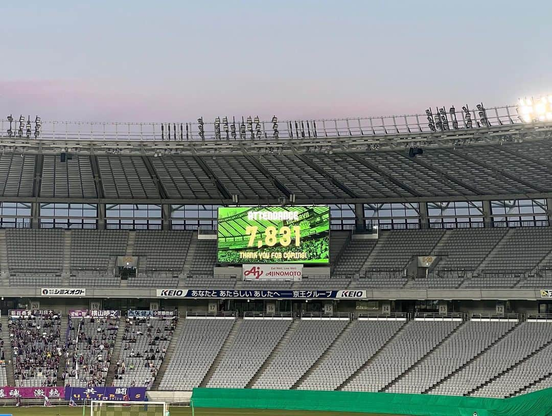 高沢奈苗さんのインスタグラム写真 - (高沢奈苗Instagram)「.  ヴェルディの試合⚽️✨ 今年2回目のスタジアム😊  またまたJリーグのサイトの無料チケットが当選したので行って来た😊🎫  16:00KO 外にいるのが涼しい季節になって観戦日和☀️  そしてたくさんのサポーターが集まっていて盛り上がっていたよー✨  終わる頃はもう暗くなってて秋を感じた🍂😌  📷眩し過ぎてみんな目が開けられてない😑😑😑  私が持っているタオルはスカパーで応援コーナー担当してる頃のだから、12、13年前のタオル🫠💚  .  .  #東京ヴェルディ #味の素スタジアム #サッカー観戦 #j2 #緑のサポーター #スポーツ観戦」9月25日 11時47分 - nanaetakasawa