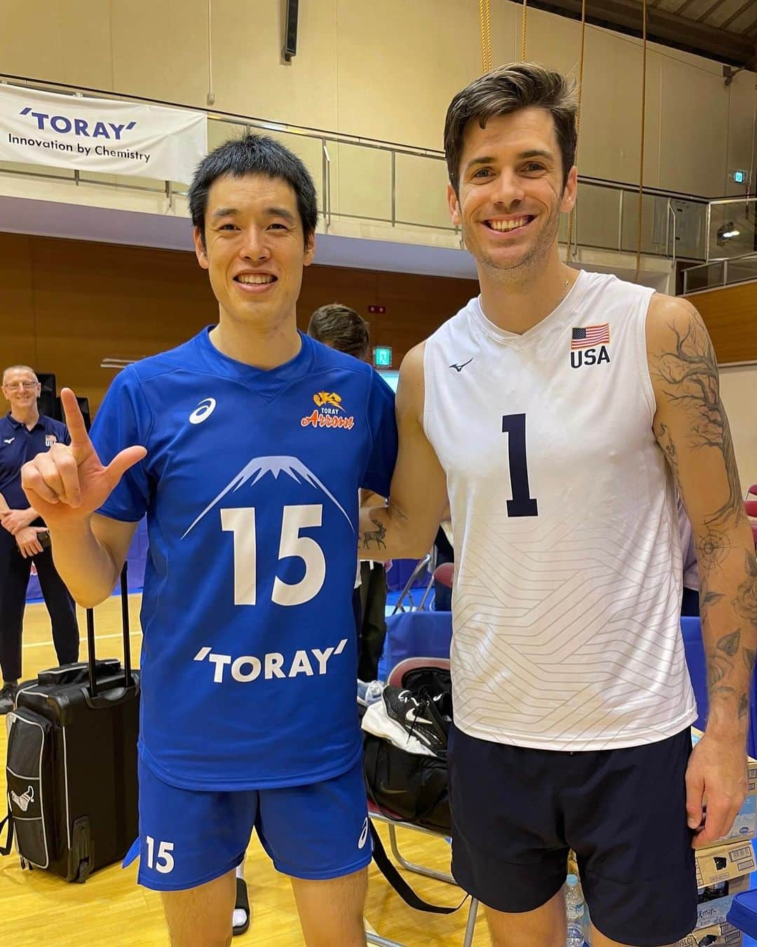 李博のインスタグラム：「東レアローズvsUSA 沢山の方にお越し頂きありがとうございました🙇‍♂️ これから行われるワールドカップで見られる選手の2人です👍  #アンダーソン #オポジット #クリステンソン #セッター #アメリカ代表チーム #ワールドカップバレー  #女子惜しかった💦 #次は男子 #Go JAPAN」