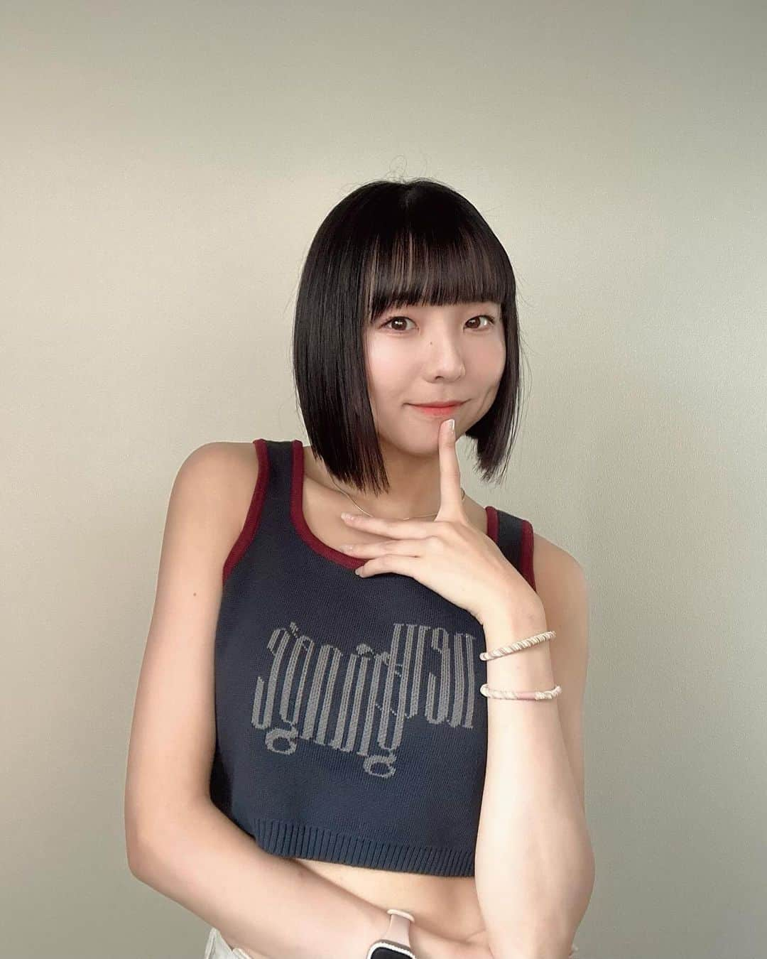 鍛治島彩のインスタグラム：「腕の髪ゴムは家で転がってるの拾ったやつ。 日によって本数が違うよ  #やめろ　#ショートボブ #LAGUAGEM」